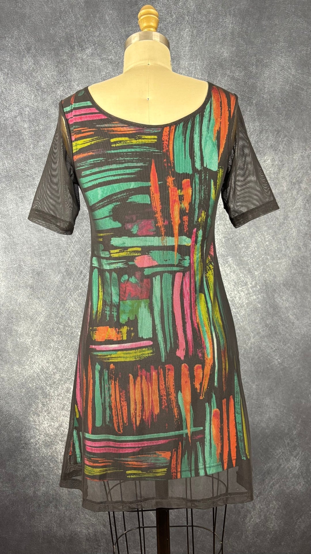 Robe colorée voilage noir Rien ne se perd, tout se crée..., taille xs. Vue de dos.