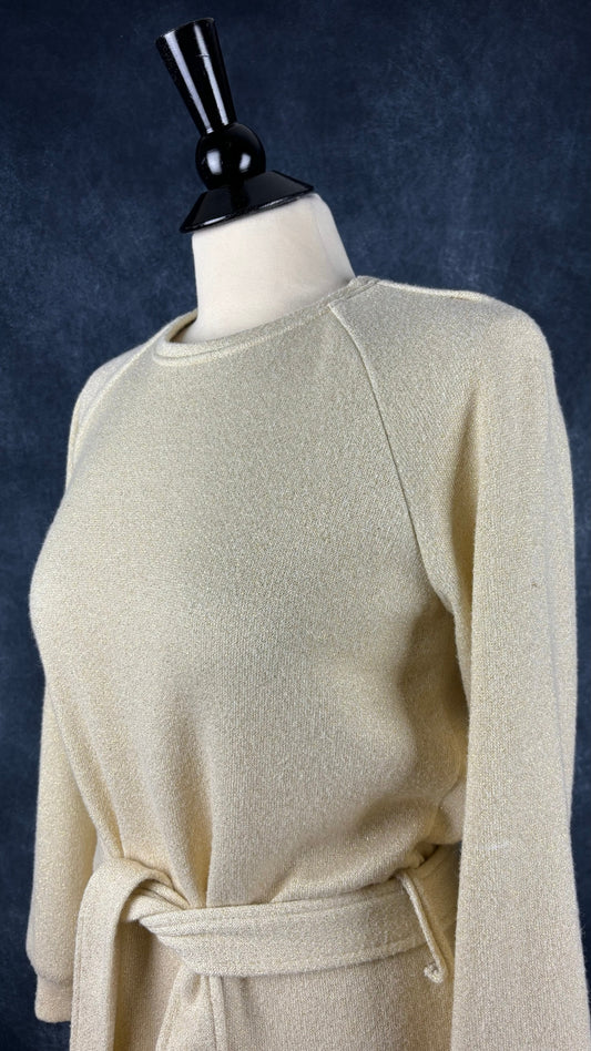 Robe crème scintillant doré Imperial, taille estimée à small/medium. Vue de l'encolure.