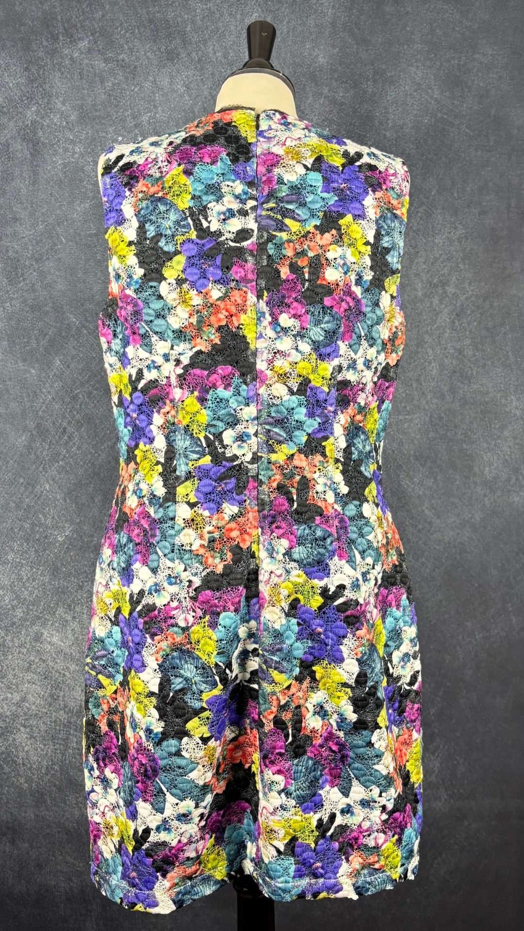 Robe dentelle florale colorée Tahari, taille 14. Vue de dos.