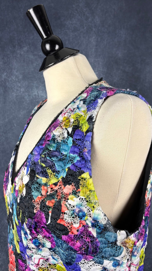 Robe dentelle florale colorée Tahari, taille 14. Vue de l'encolure.