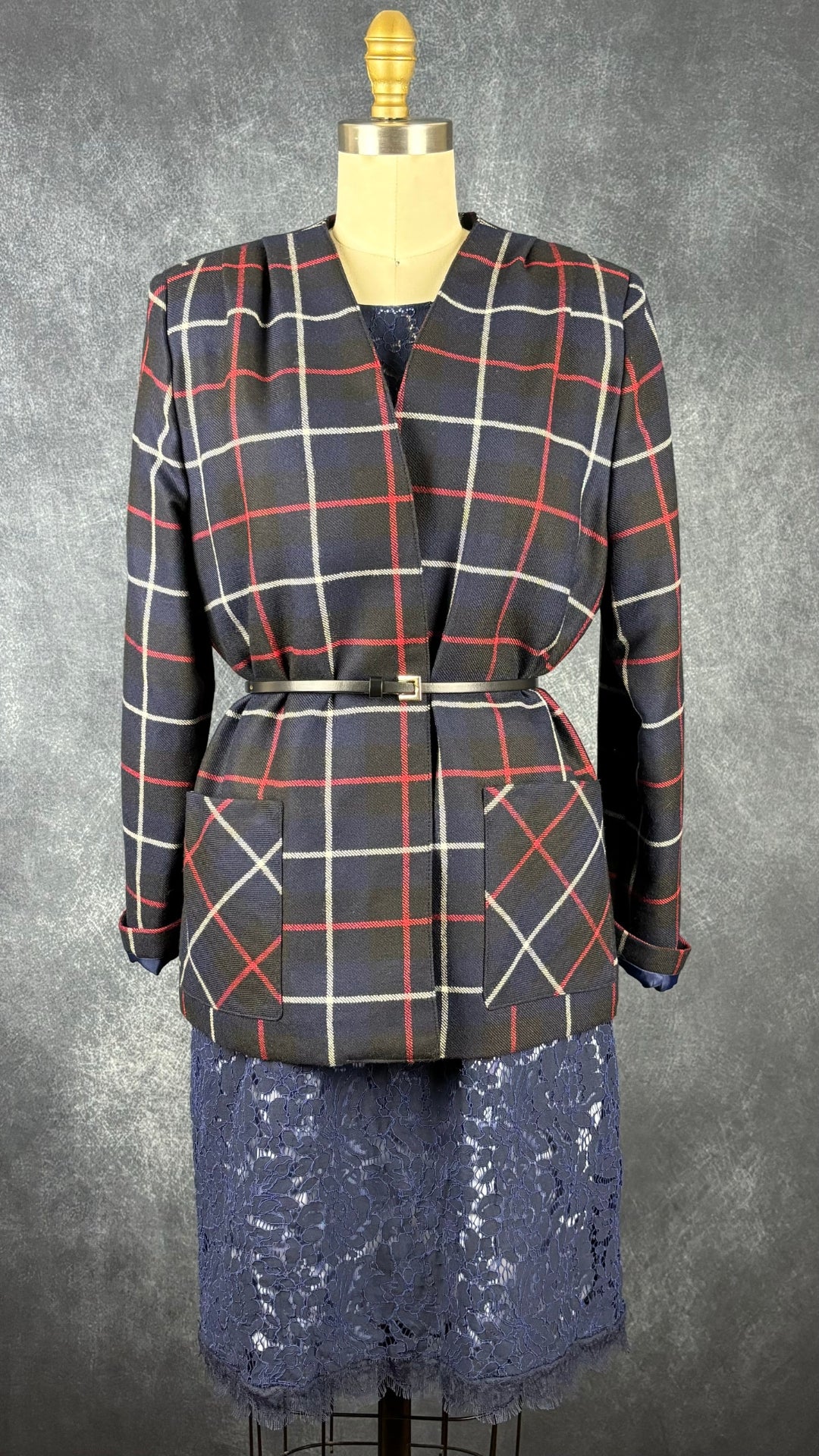 Robe dentelle florale marine InWear, taille 10. Vue de l'agencement avec le blazer à carreaux vintage en laine.