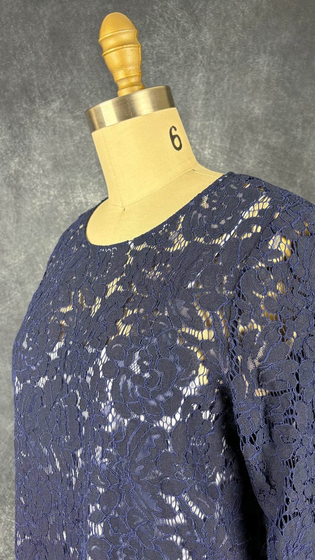 Robe dentelle florale marine InWear, taille 10. Vue de l'encolure.