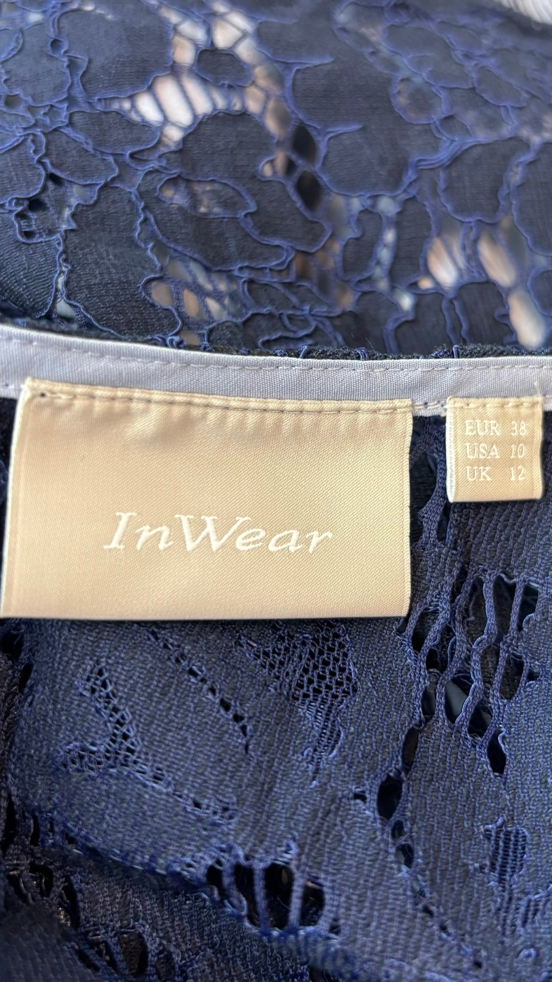Robe dentelle florale marine InWear, taille 10. Vue de l'étiquette.