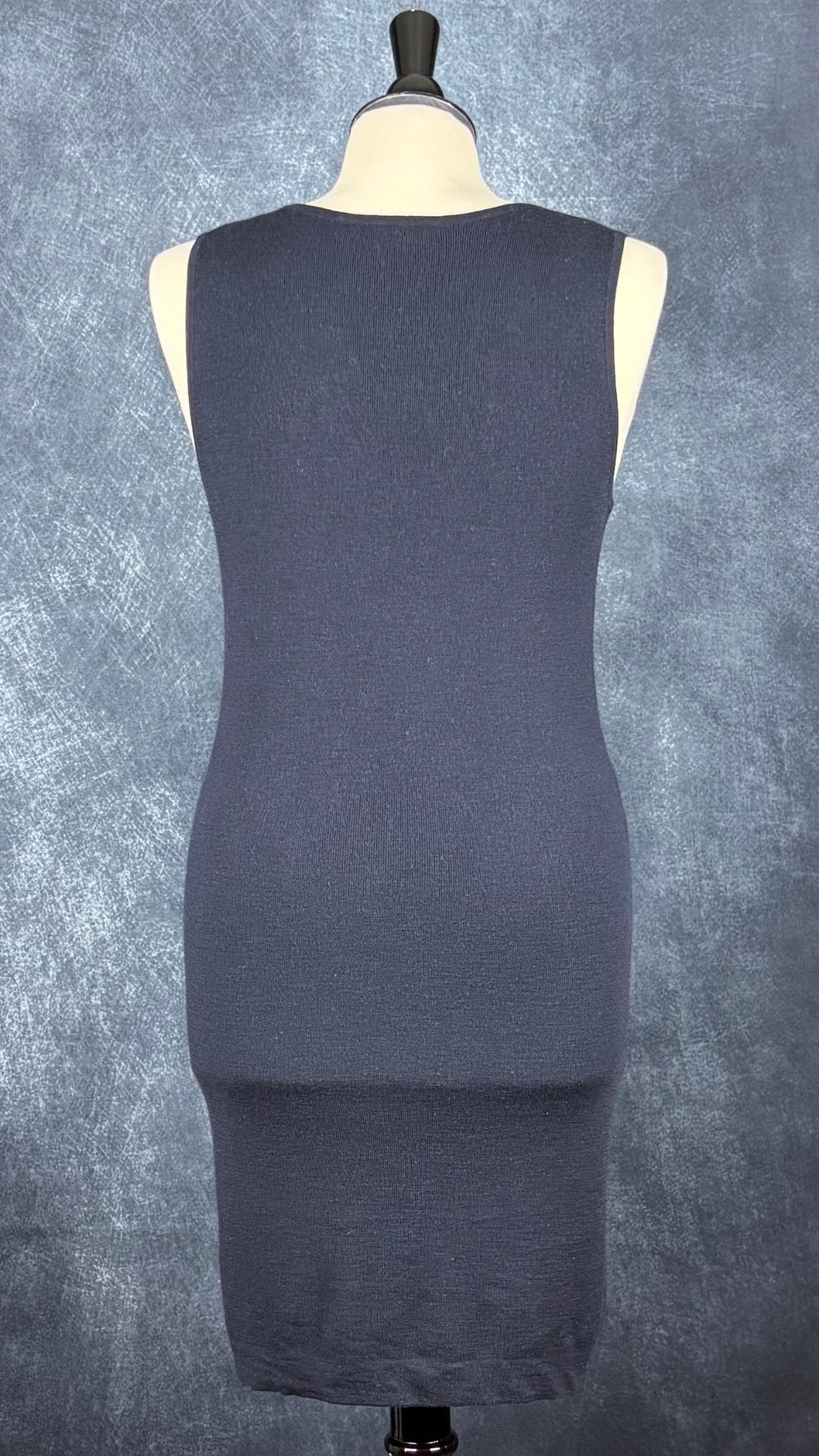 Robe droite en fin tricot marine foncé Ca va de soi, taille medium (peut aussi convenir à small). Vue de dos.