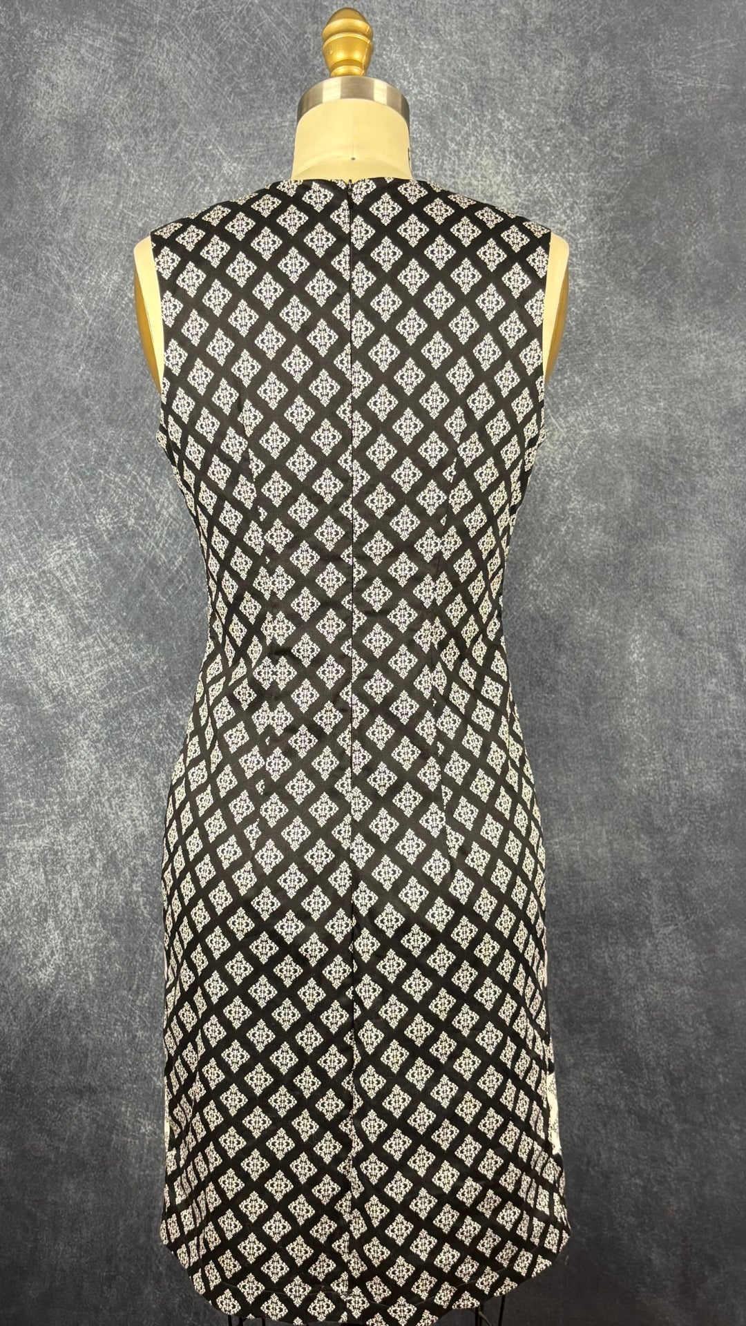 Robe droite jolis motifs Dinh Ba, taille small. Vue de dos.