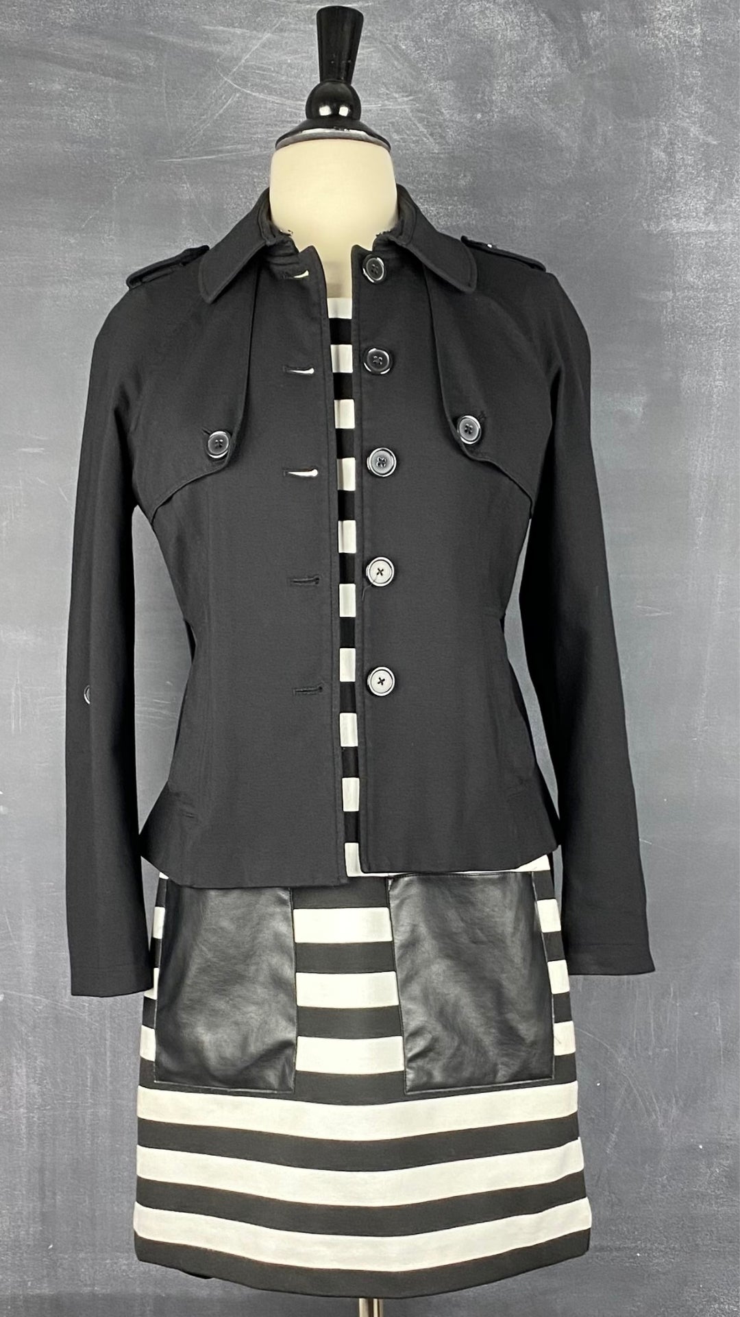 Robe droite à rayures et poches plaquées en faux cuir Club Monaco, taille 0. Vue de l'agencement avec la veste façon trench Tristan.