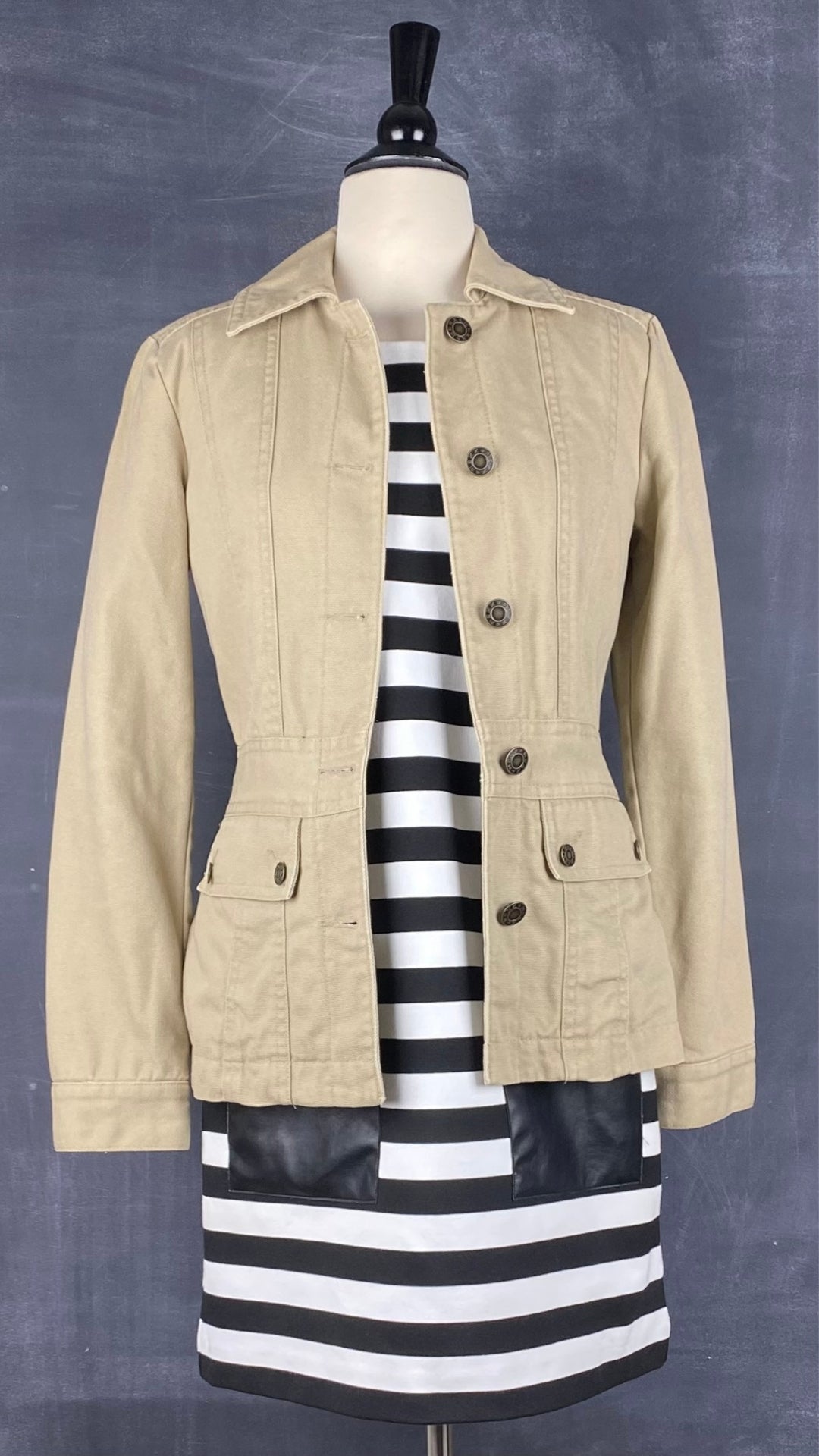 Robe droite à rayures et poches plaquées en faux cuir Club Monaco, taille 0. Vue de l'agencement avec la veste en toile de coton Mexx.