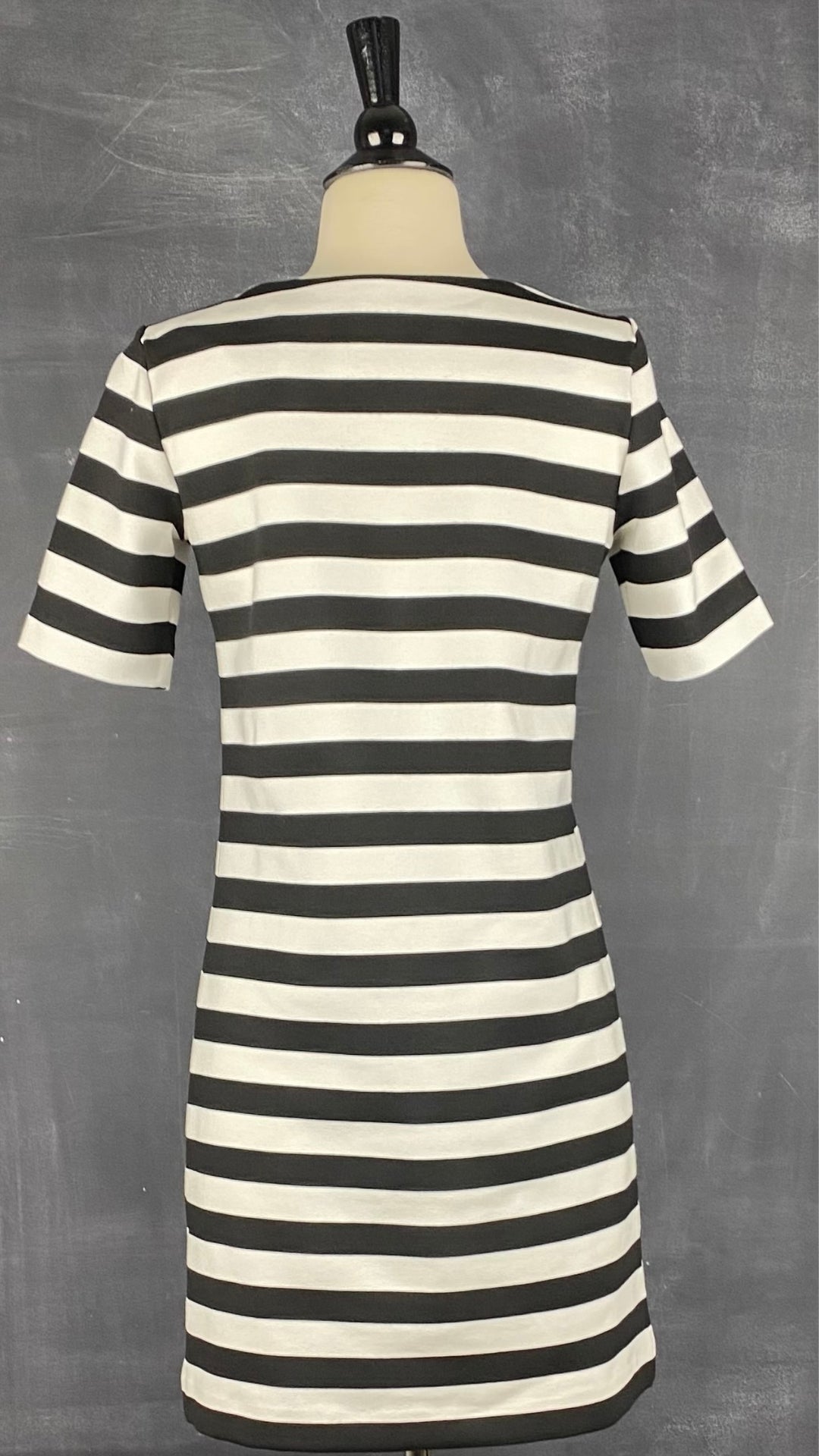 Robe droite à rayures et poches plaquées en faux cuir Club Monaco, taille 0. Vue de dos.