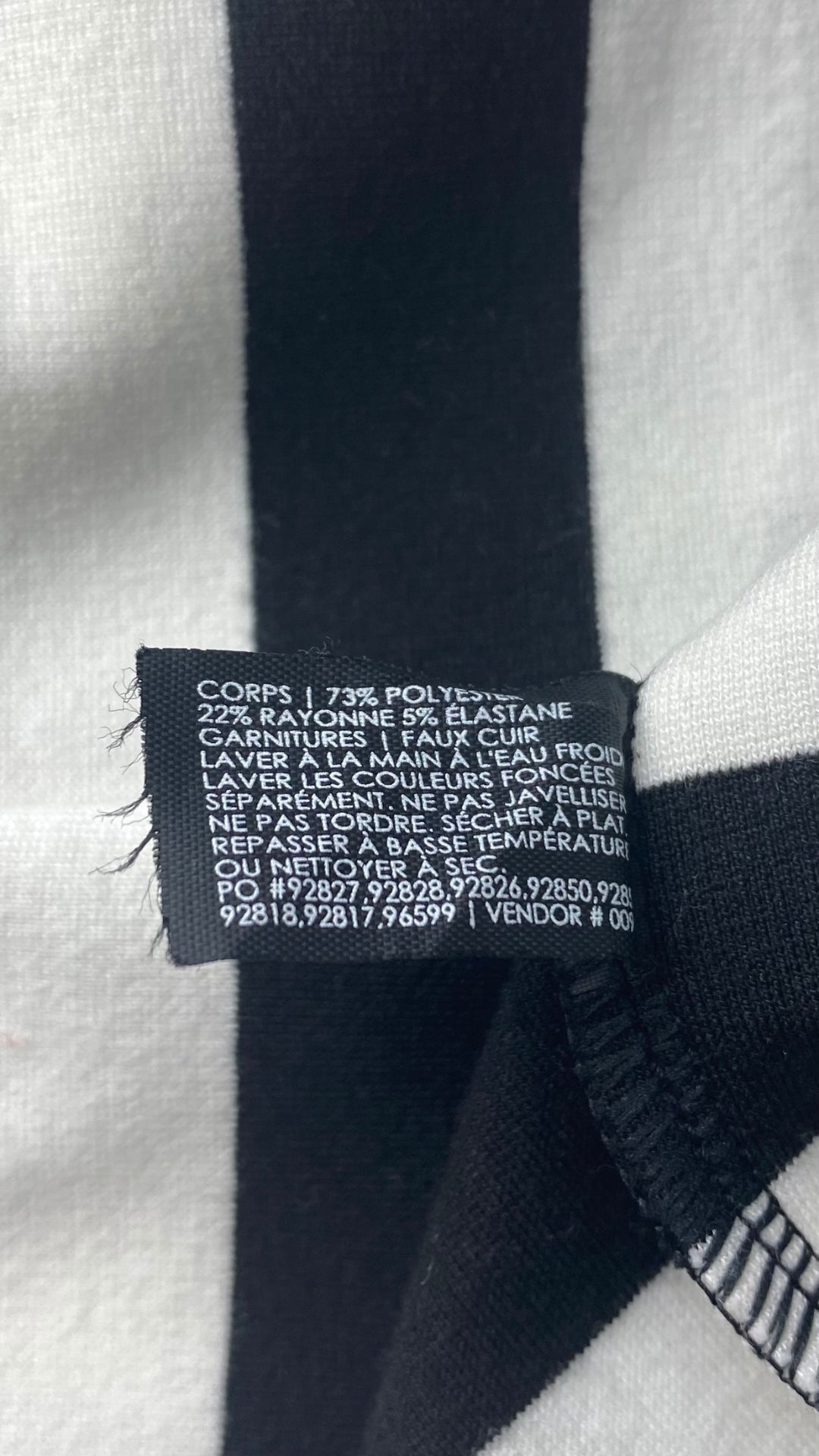 Robe droite à rayures et poches plaquées en faux cuir Club Monaco, taille 0. Vue de l'étiquette de composition et entretien.