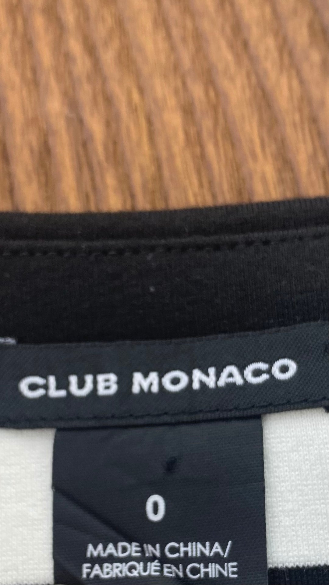 Robe droite à rayures et poches plaquées en faux cuir Club Monaco, taille 0. Vue de l'étiquette de marque et taille.