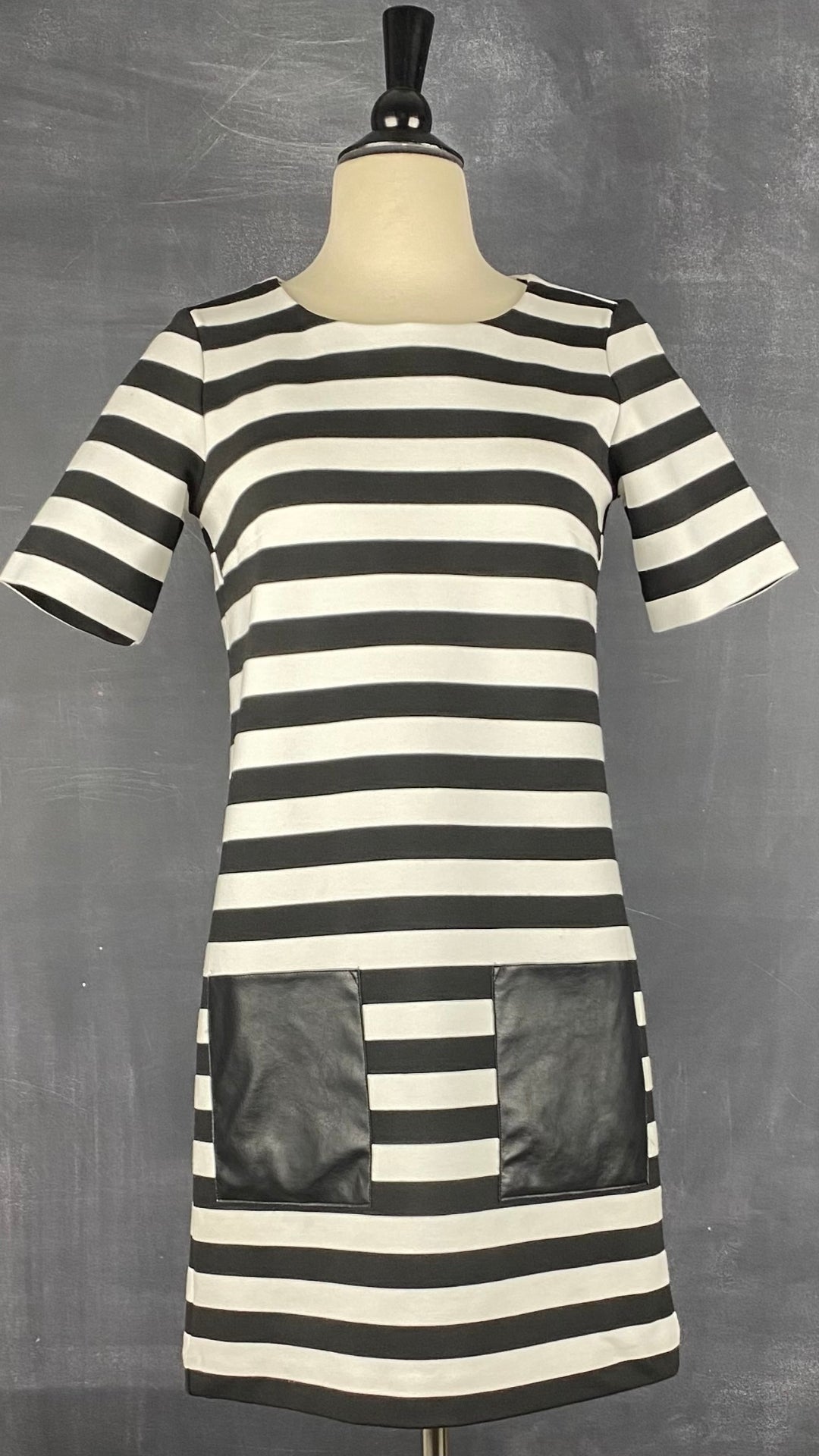 Robe droite à rayures et poches plaquées en faux cuir Club Monaco, taille 0. Vue de face.