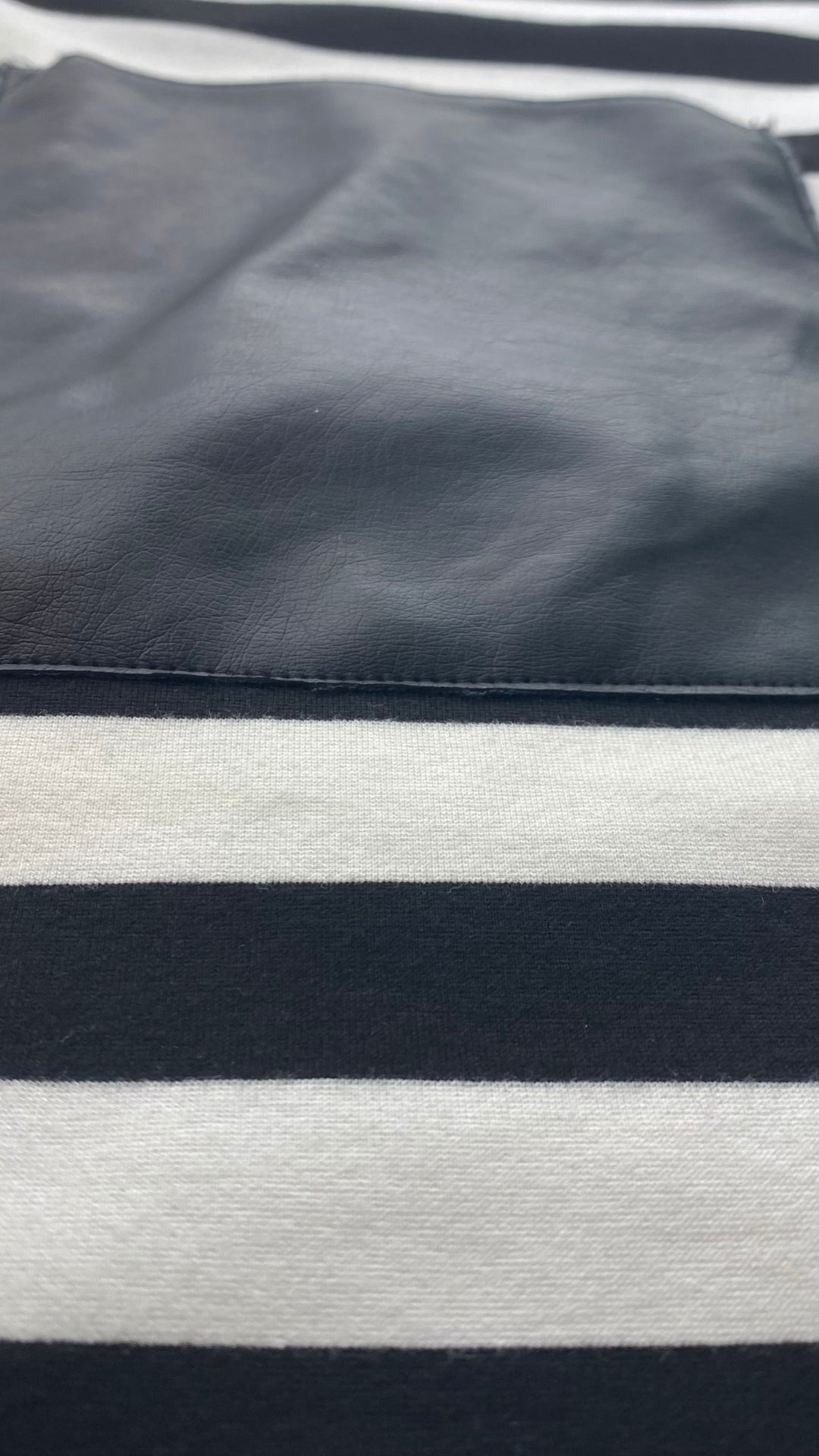 Robe droite à rayures et poches plaquées en faux cuir Club Monaco, taille 0. Vue du détail du tissu.