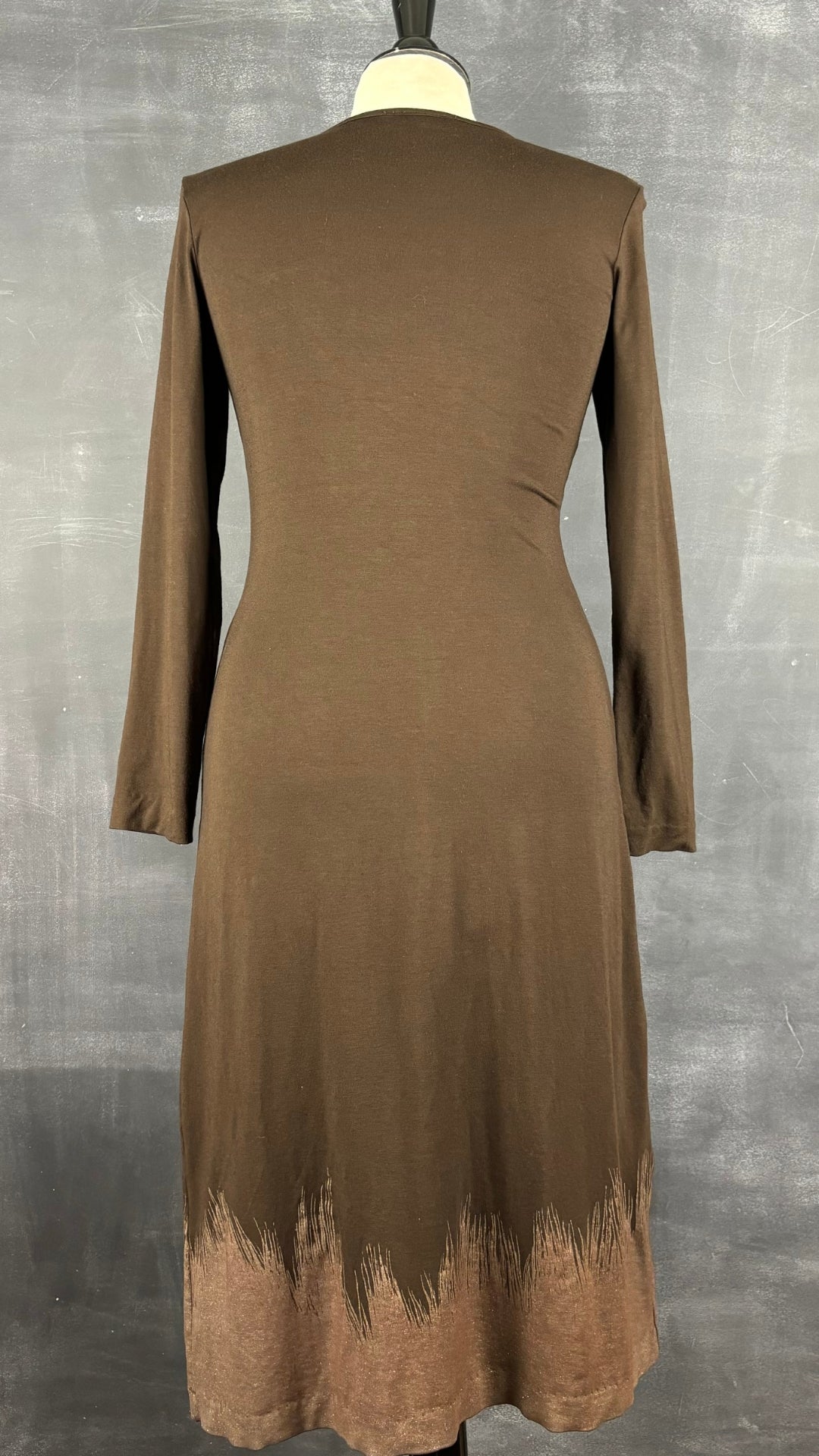 Robe espresso à ourlet scintillant BCBG Max Azria, taille medium. Vue de dos.