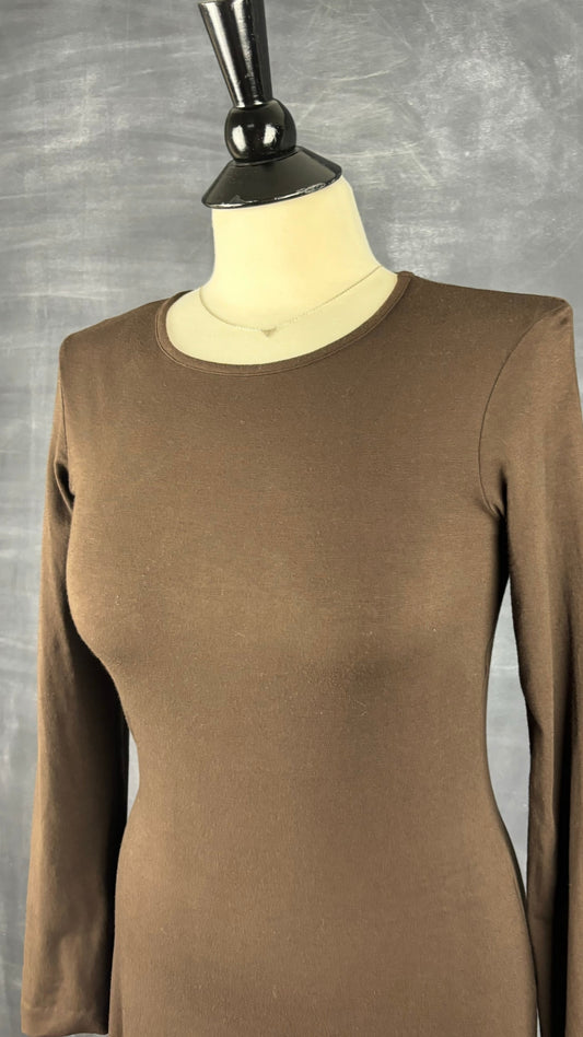 Robe espresso à ourlet scintillant BCBG Max Azria, taille medium. Vue de l'encolure.