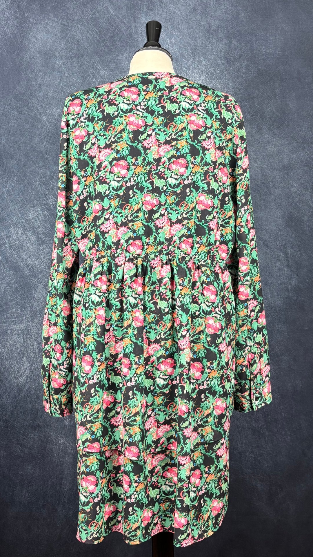 Robe courte à motifs floraux magnifiques style paysanne, Joelle, taille xl. Vue de dos.