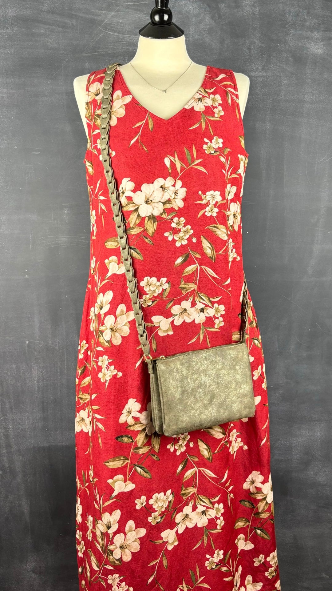 Robe florale en lin et soie vintage, taille 8 (m/l). Vue de l'agencement avec le sac à main Anthropologie.