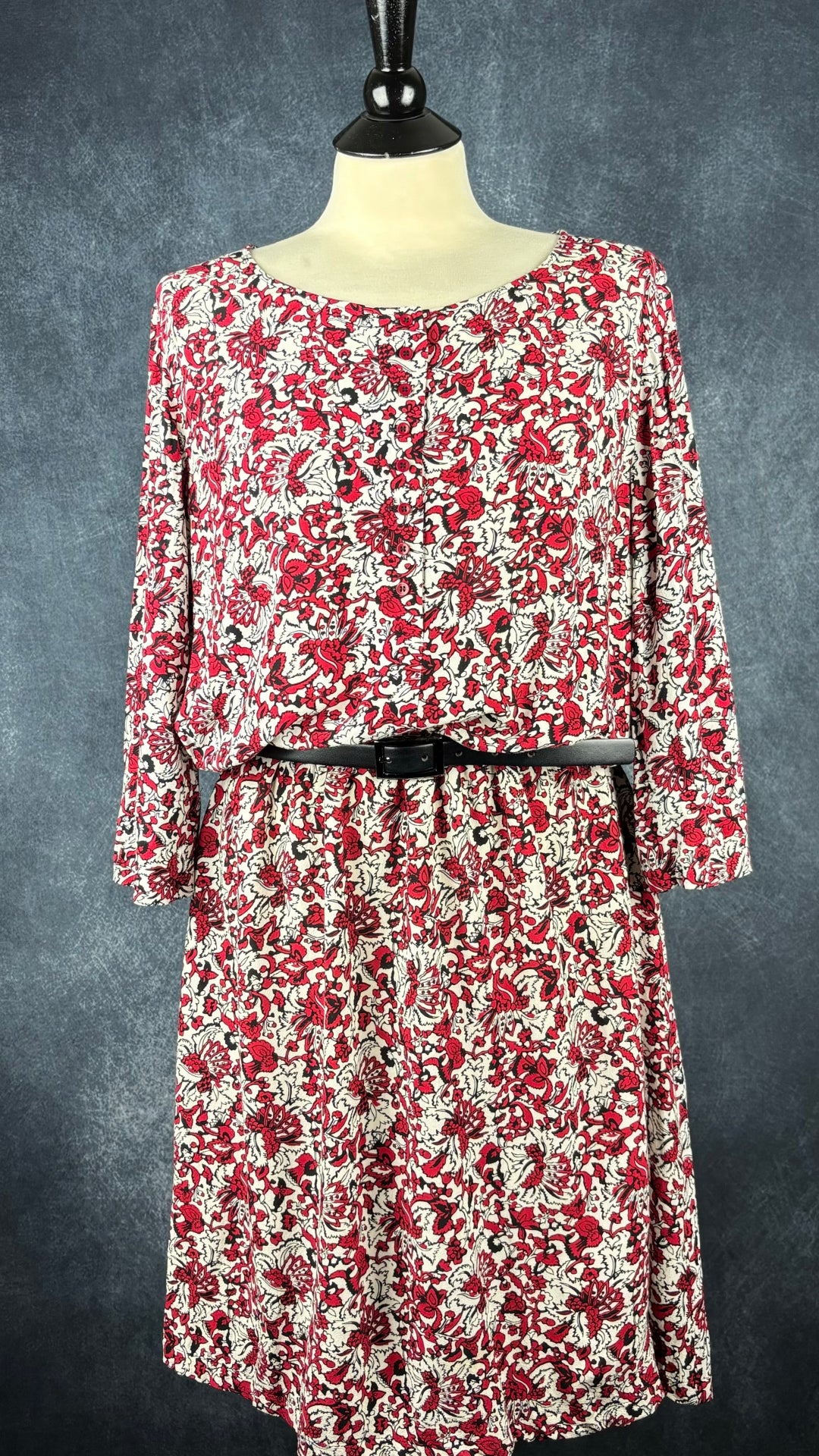 Robe florale motif rouge et noir Gerard Darel, taille 42 (m/l). Vue de l'agencement avec la ceinture noire en cuir véritable Landes.