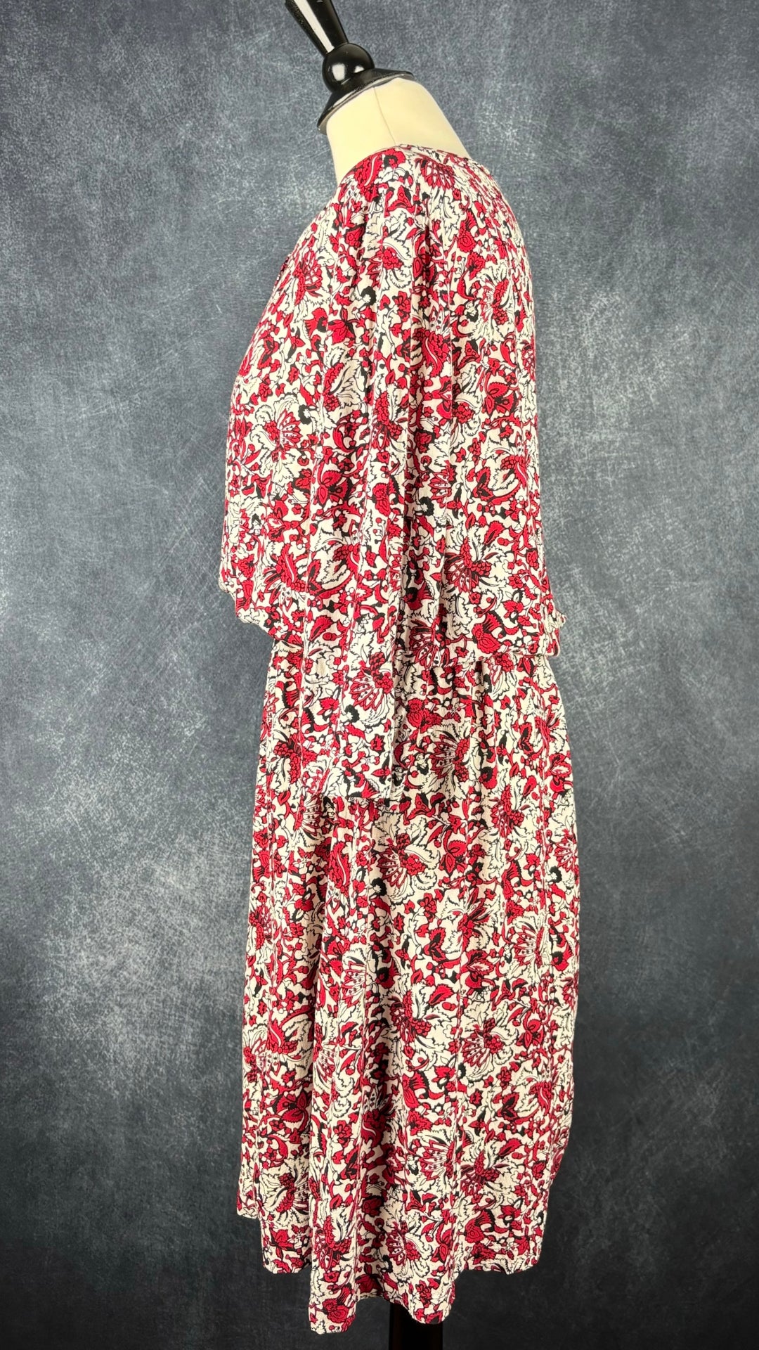 Robe florale motif rouge et noir Gerard Darel, taille 42 (m/l). Vue de côté.
