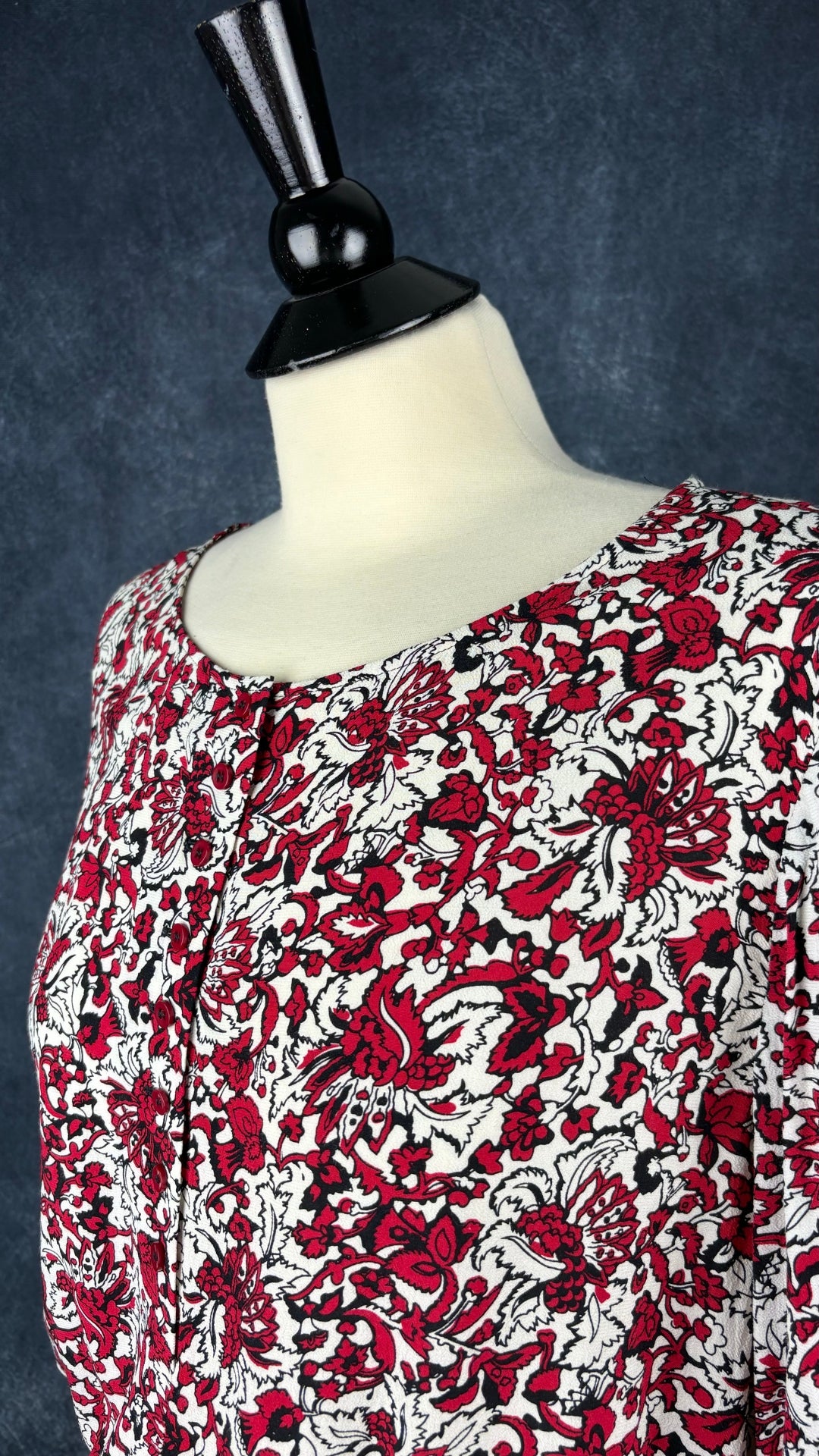 Robe florale motif rouge et noir Gerard Darel, taille 42 (m/l). Vue de l'encolure.