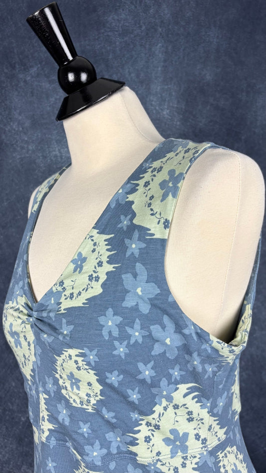 Robe florale avec poche secrète parfaite pour voyager Toad & Co, taille large. Vue de l'encolure.