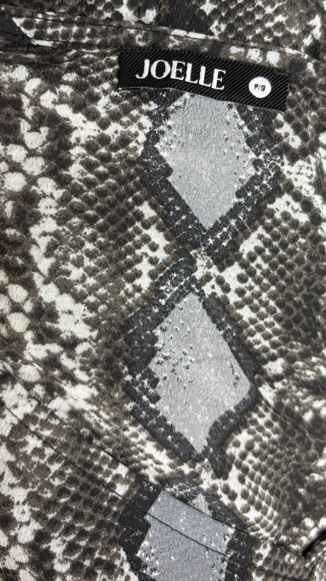 Robe fluide à motifs serpent Joelle, taille small. Vue de l'étiquette.