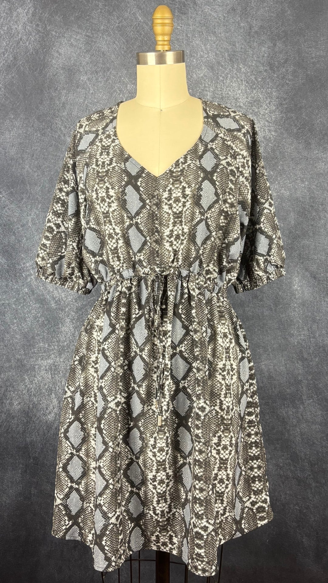 Robe fluide à motifs serpent Joelle, taille small. Vue de face.
