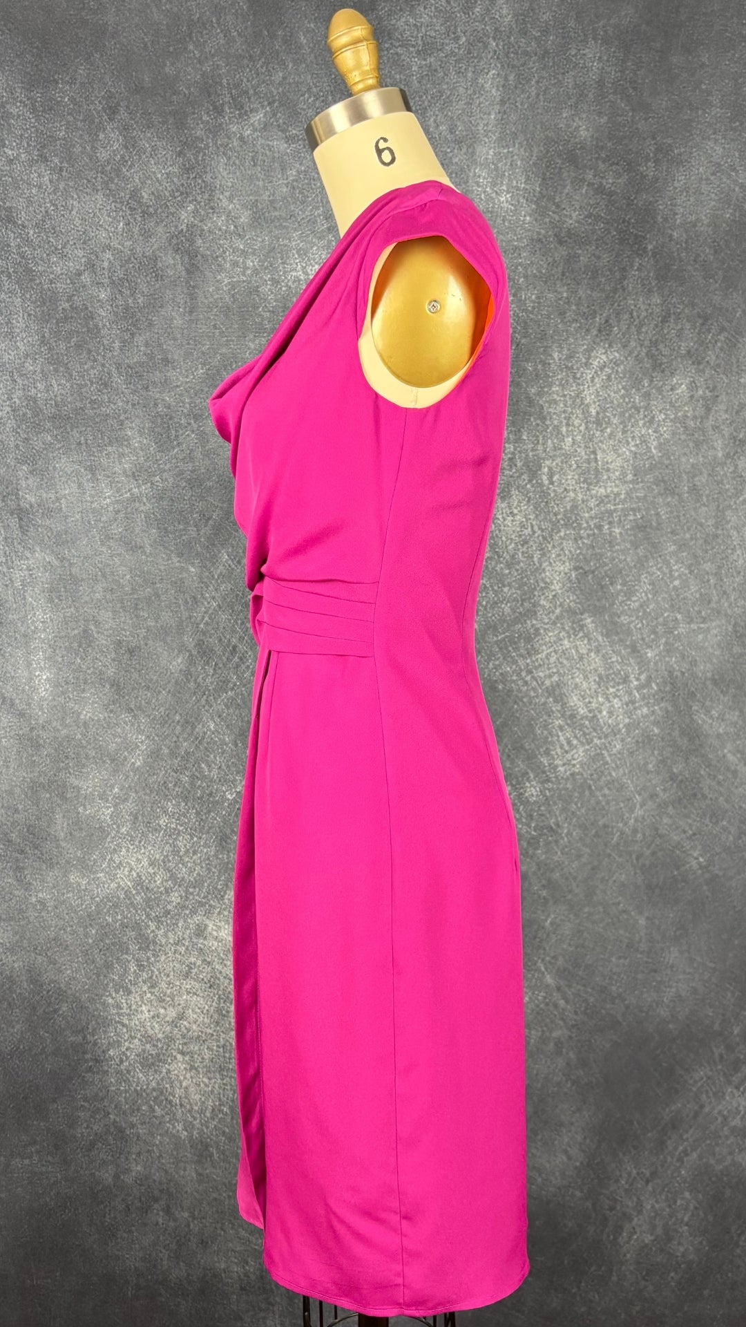 Robe fuchsia col drapé Marc Aurel, taille 34 (xs). Vue de côté.