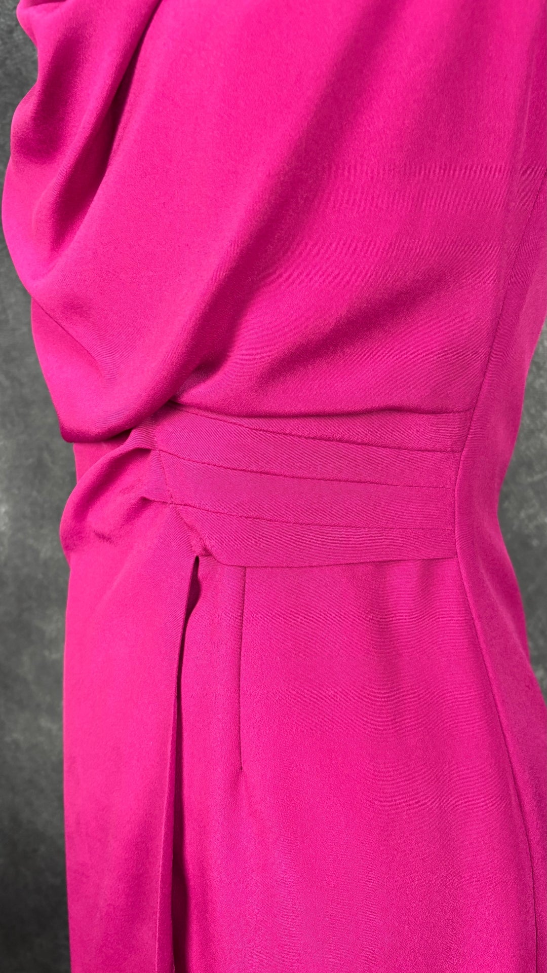 Robe fuchsia col drapé Marc Aurel, taille 34 (xs). Vue du détail à la taille.