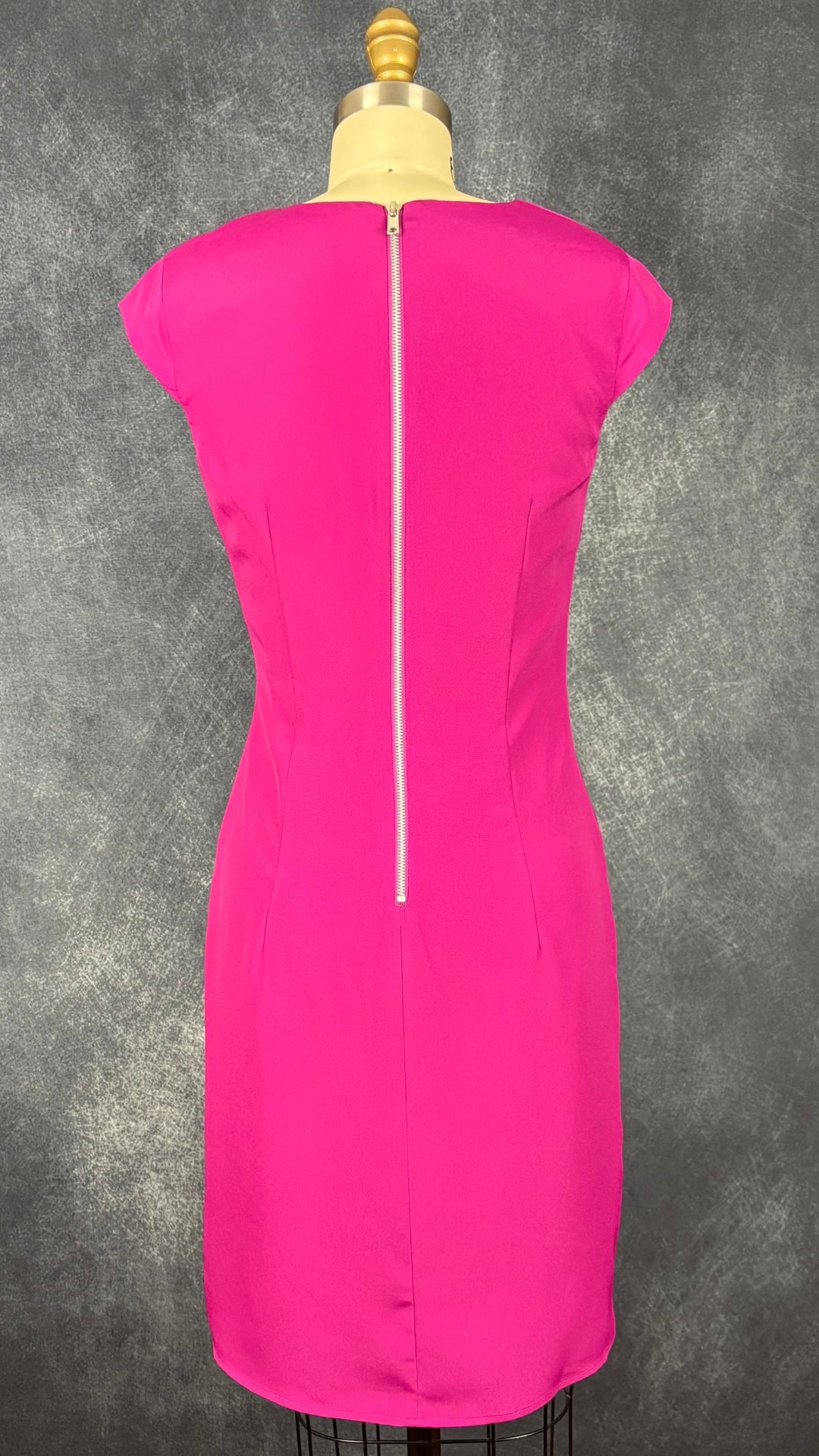 Robe fuchsia col drapé Marc Aurel, taille 34 (xs). Vue de dos.