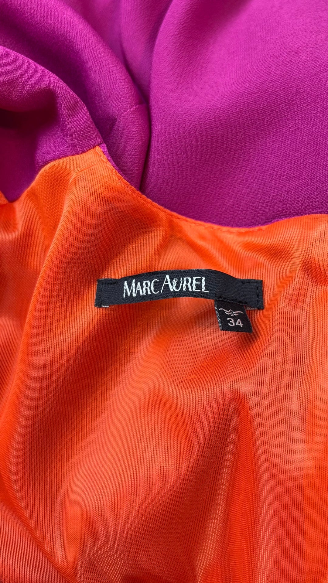 Robe fuchsia col drapé Marc Aurel, taille 34 (xs). Vue de l'étiquette.