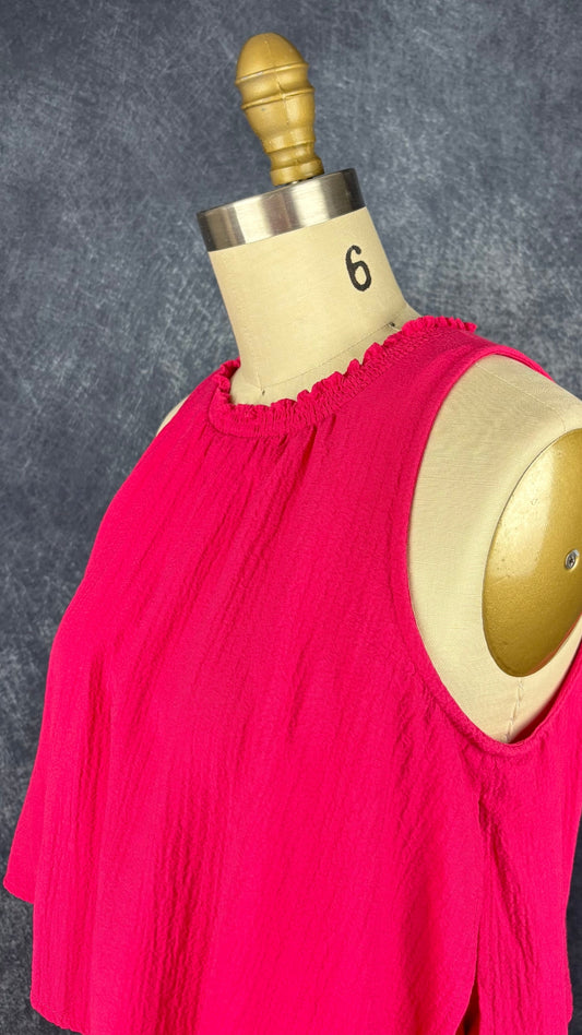 Robe fuchsia à taille soulignée effet mousseline, Calvin Klein, taille 4. Vue de l'encolure.