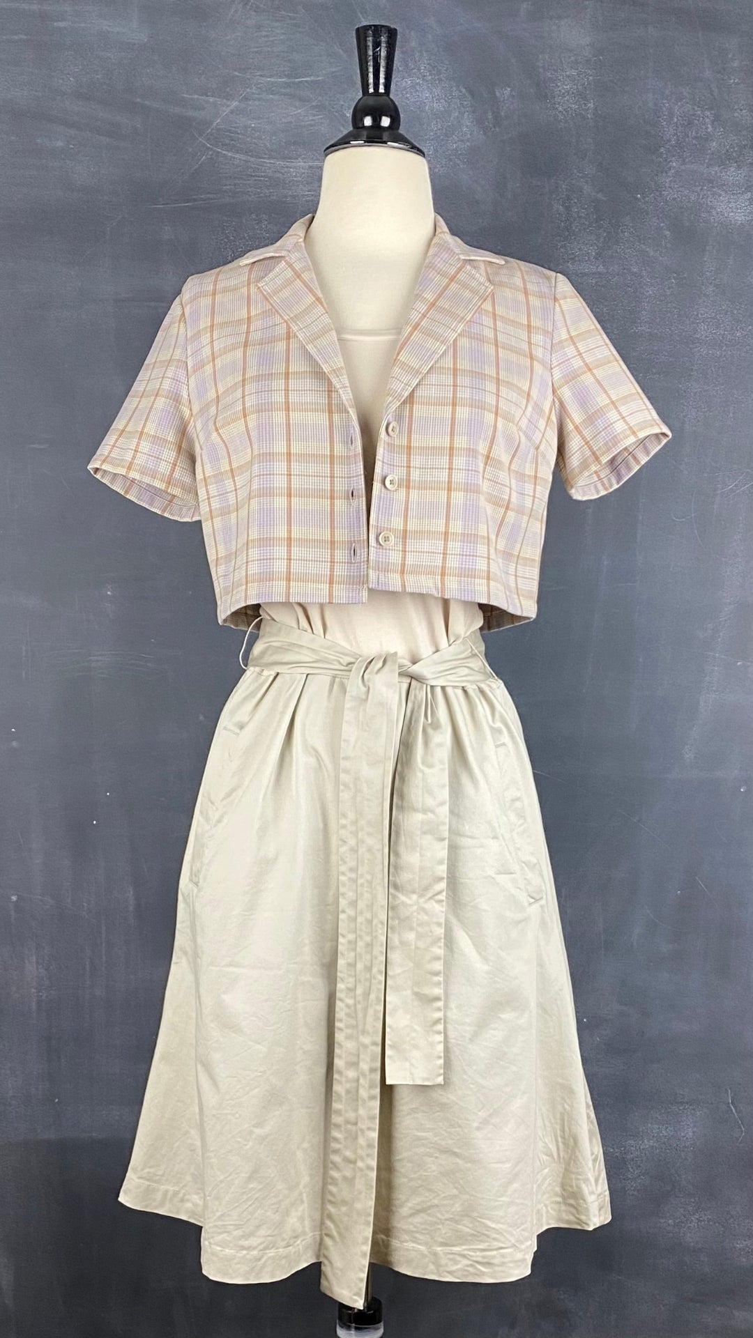 Robe greige bi-matière avec poches Tristan & Iseut, taille small. Vue de l'agencement avec le chemisier court Sunday Best.