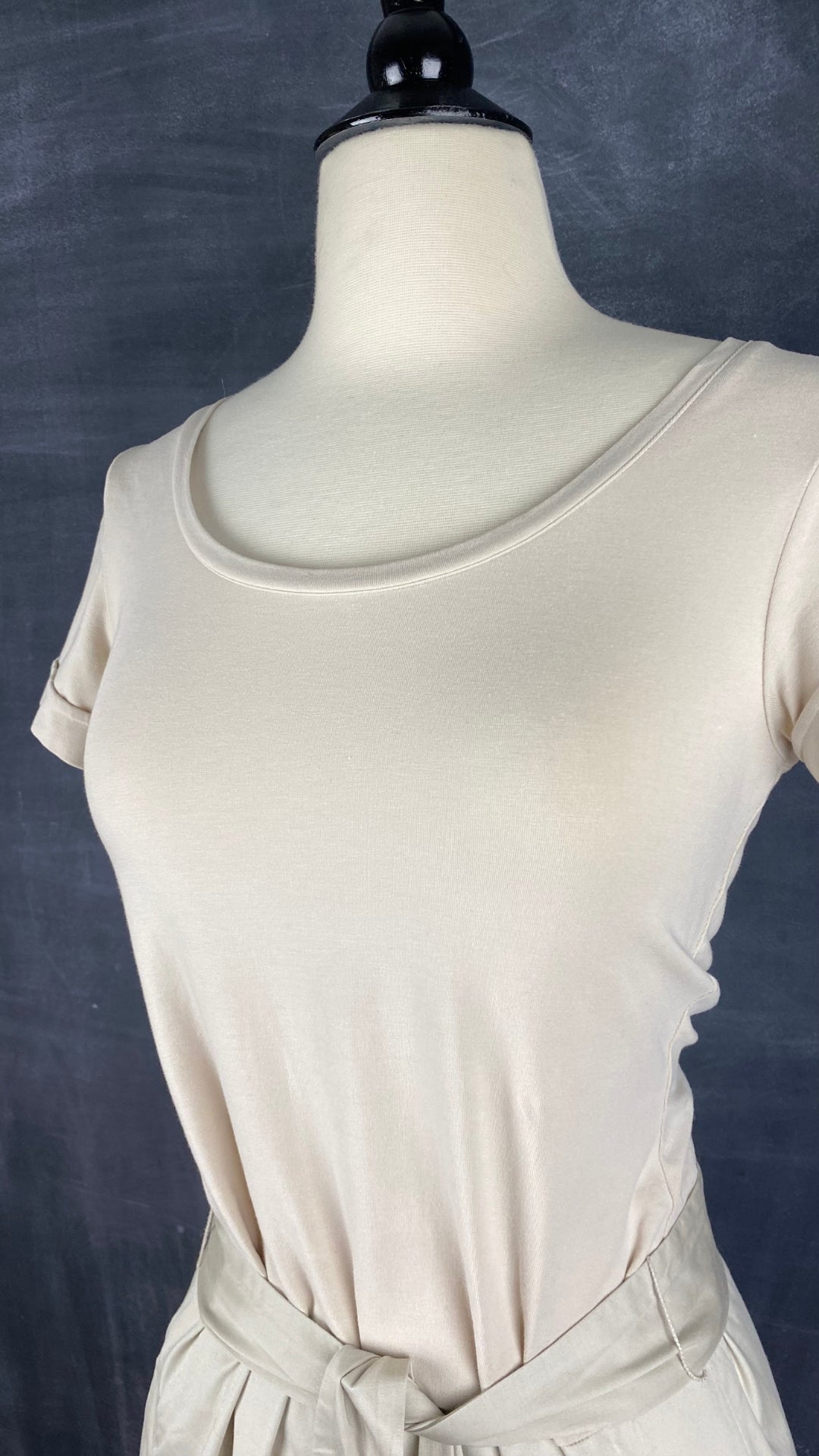 Robe greige bi-matière avec poches Tristan & Iseut, taille small. Vue de l'encolure.