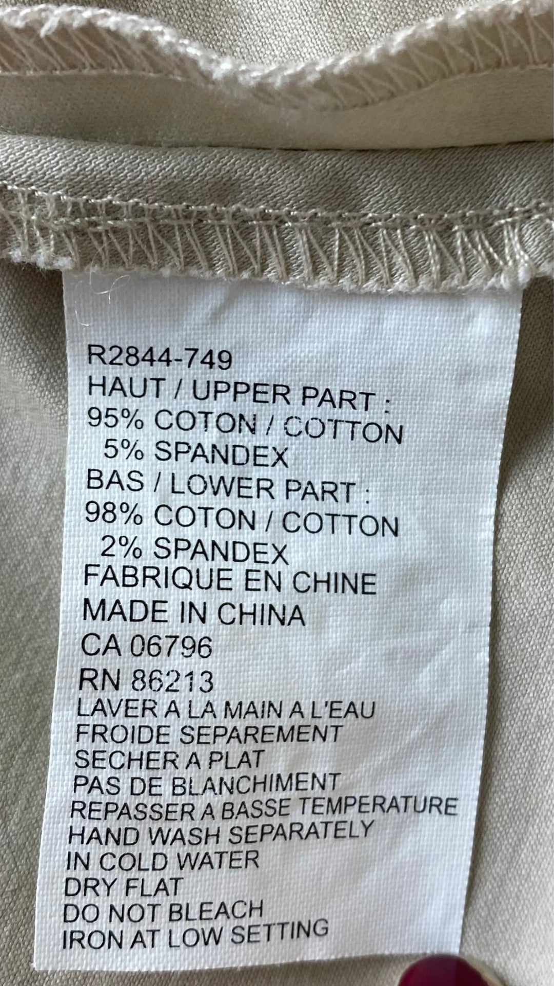 Robe greige bi-matière avec poches Tristan & Iseut, taille small. Vue de l'étiquette de composition et entretien.