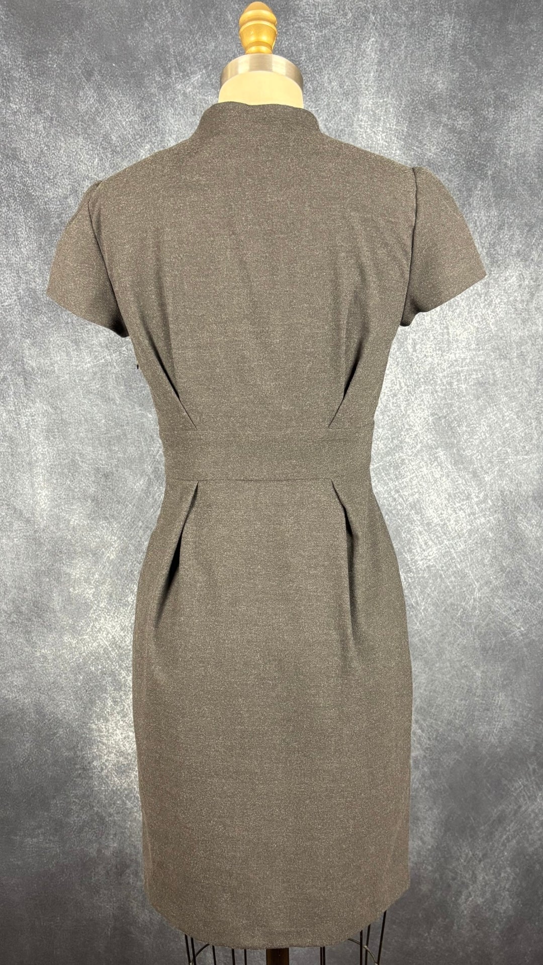 Robe grise en fin lainage Tara Jarmon, taille 38 qui équivaut à small. Vue de dos.