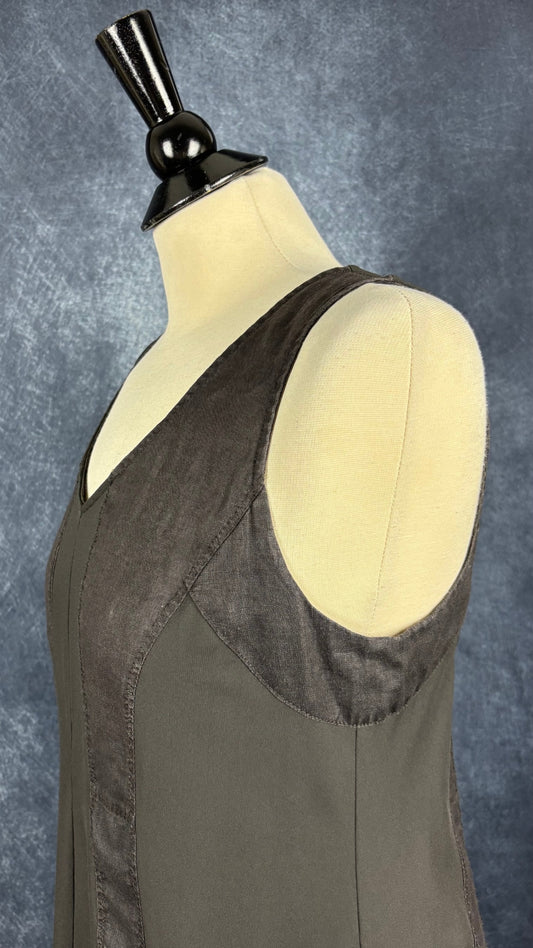 Robe grise coupe ballon sport chic bi-matière lin et nylon, Lauren Vidal, taille medium. Vue de l'encolure.