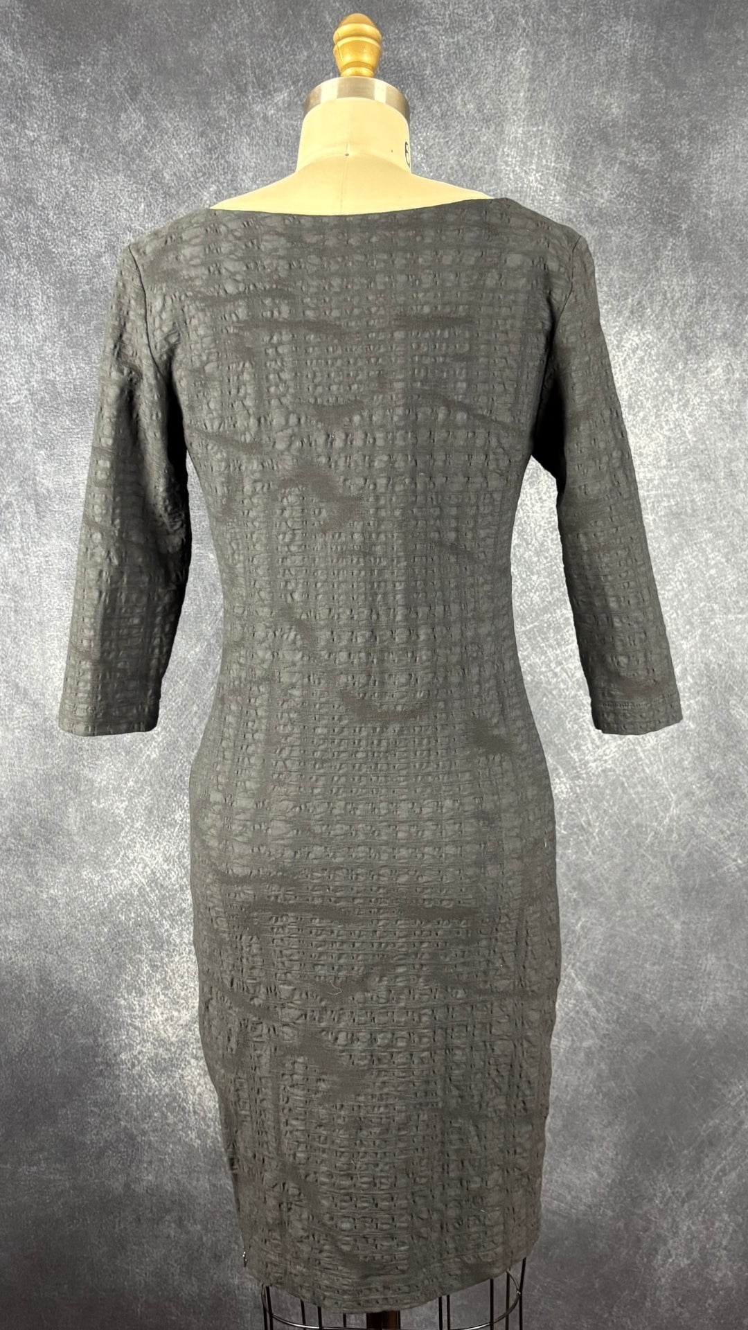 Robe gris charcoal texturée Sarah Pacini, taille 1 (xs/s). Vue de dos.