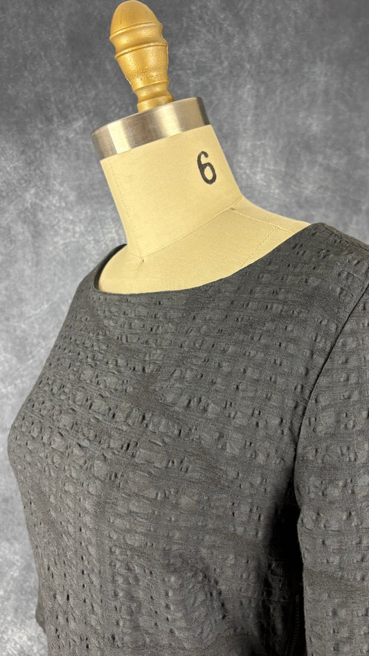 Robe gris charcoal texturée Sarah Pacini, taille 1 (xs/s). Vue de l'encolure.