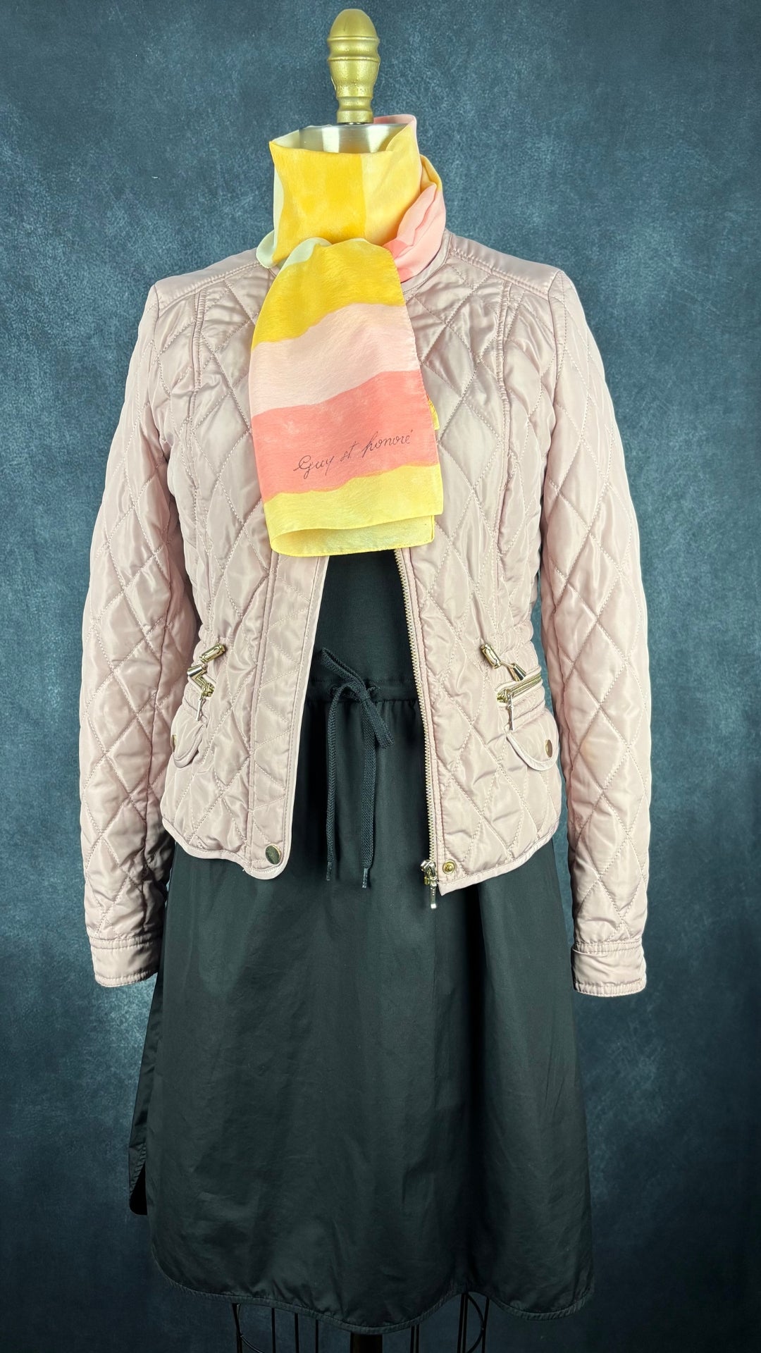 Robe noire en jersey, popeline de coton et ourlets des manches en dentelle florale See by Chloé, taille xs. Vue de l'agencement avec le foulard à rayures douces couleurs et le manteau matelassé vieux-rose Tristan.