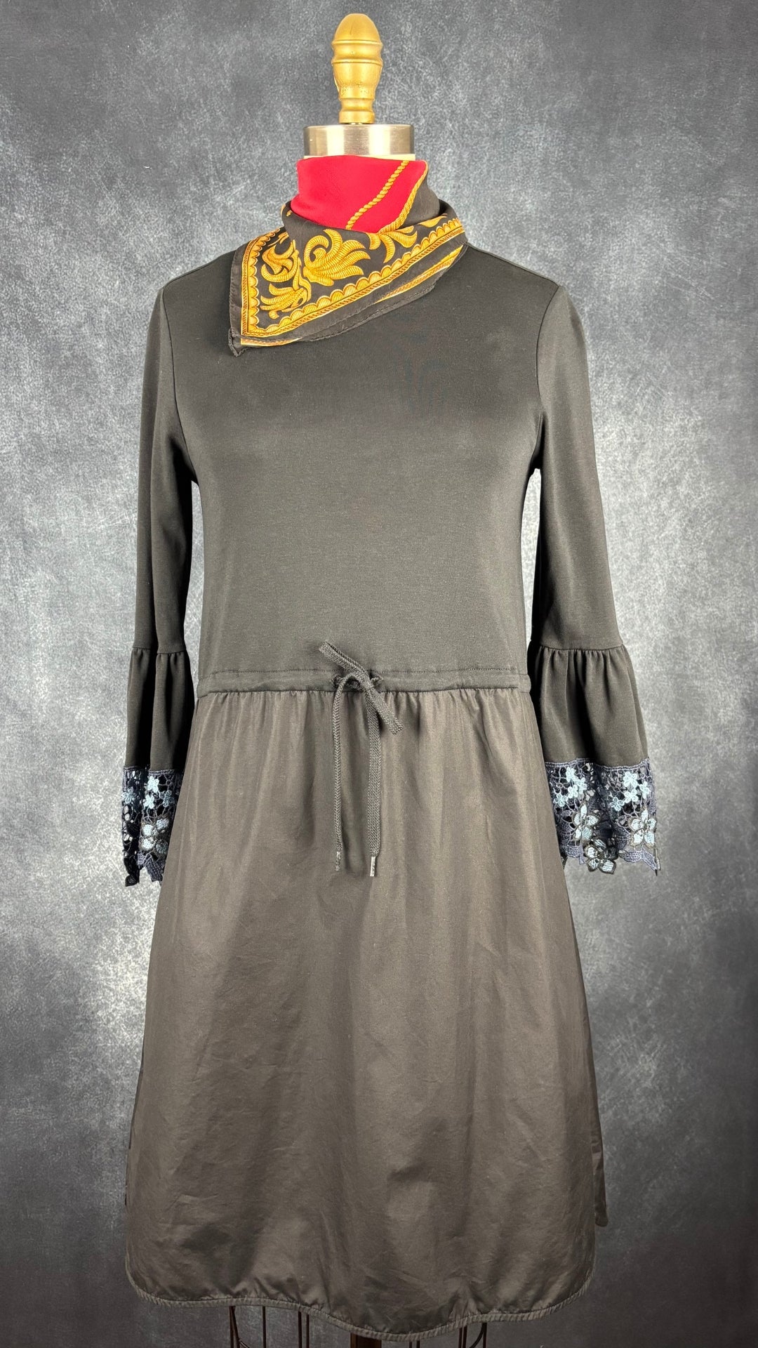 Robe noire en jersey, popeline de coton et ourlets des manches en dentelle florale See by Chloé, taille xs. Vue de l'agencement avec le foulard Ralph Lauren.