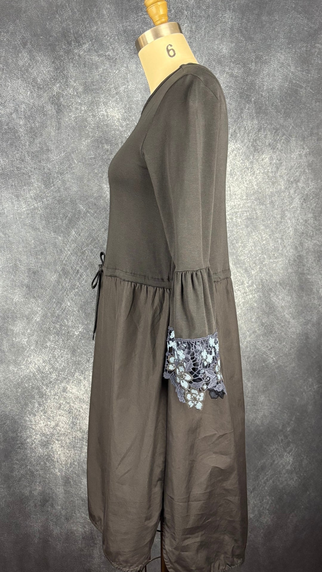 Robe noire en jersey, popeline de coton et ourlets des manches en dentelle florale See by Chloé, taille xs. Vue de côté.