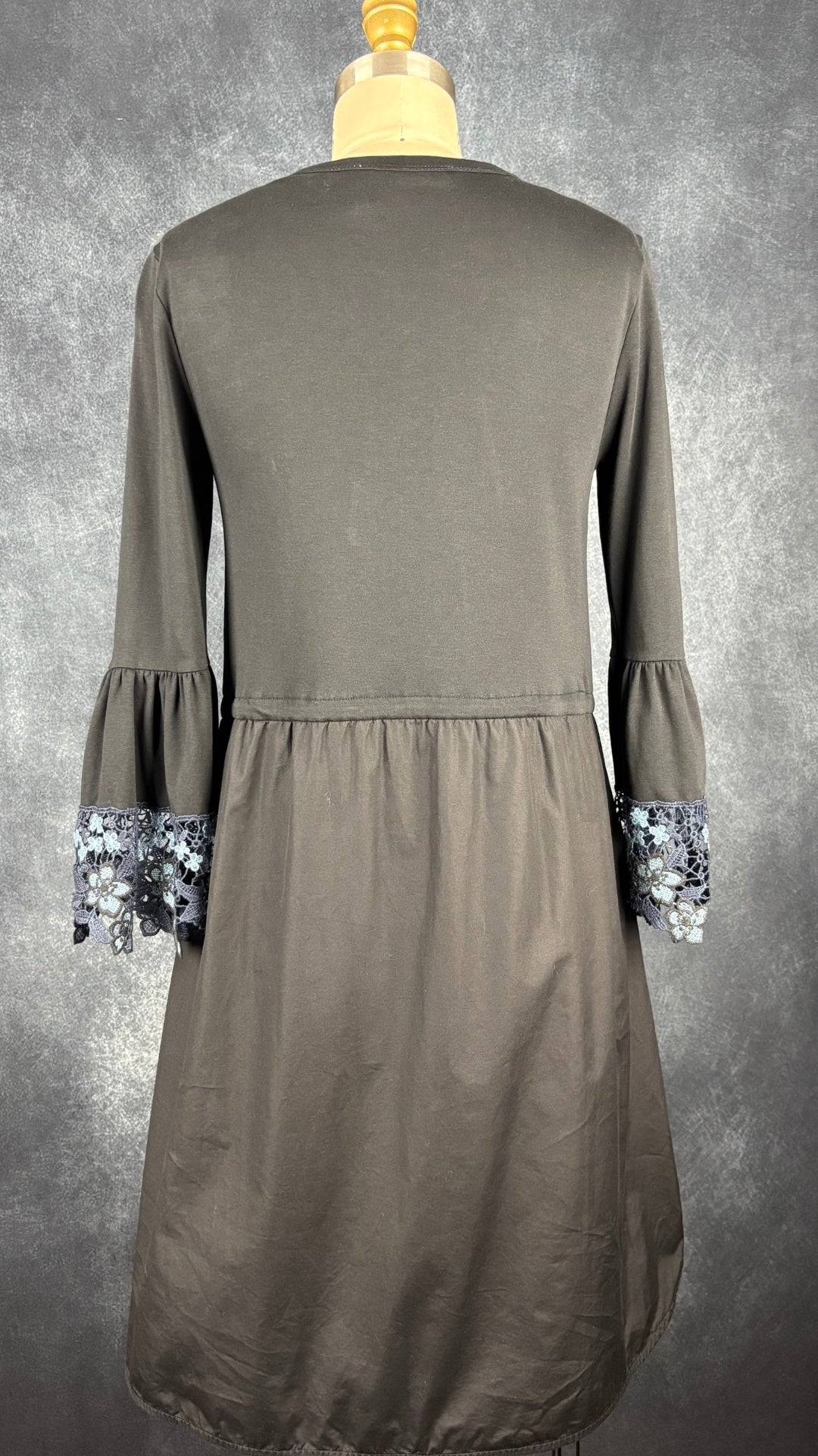 Robe noire en jersey, popeline de coton et ourlets des manches en dentelle florale See by Chloé, taille xs. Vue de dos.