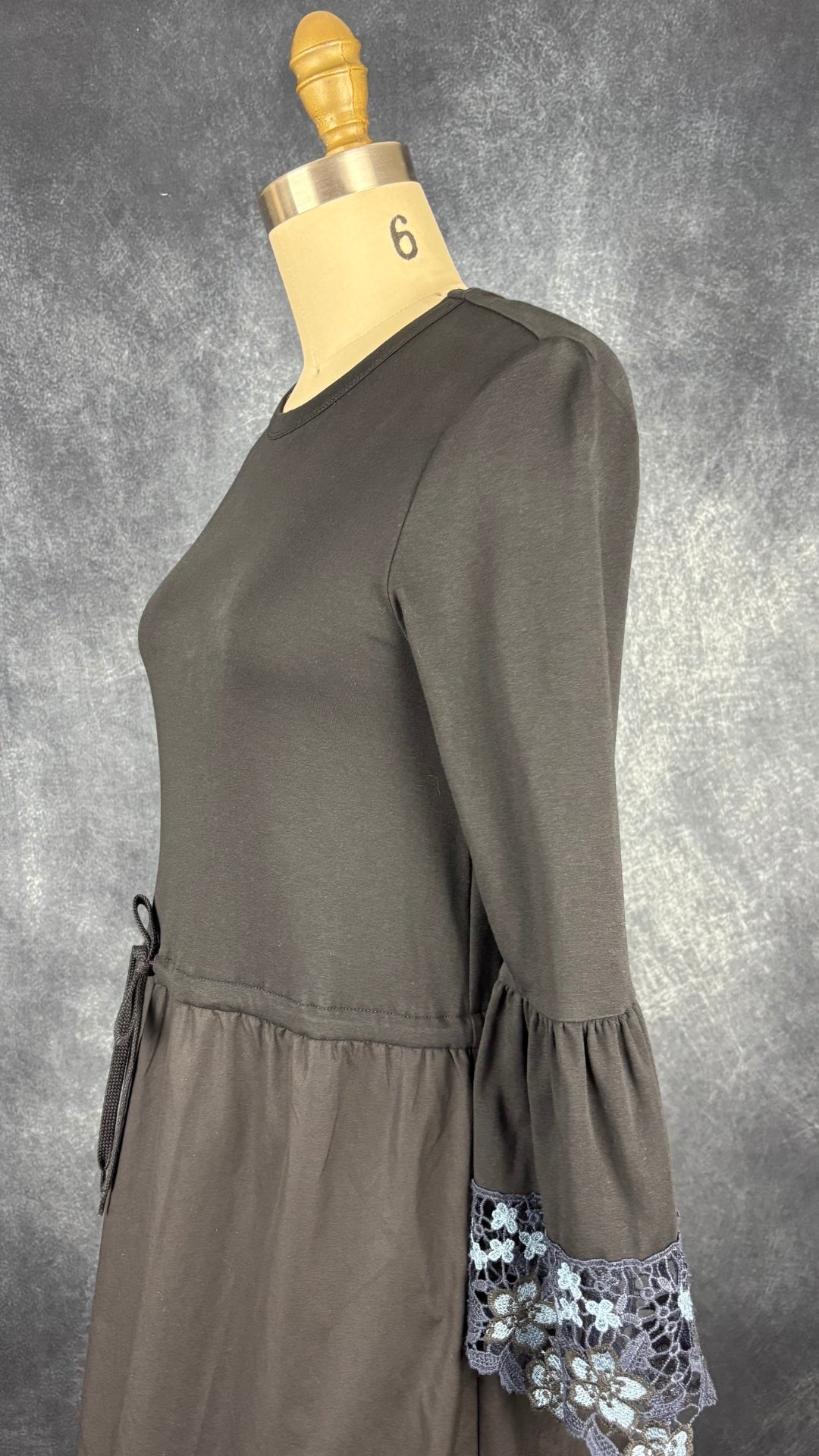 Robe noire en jersey, popeline de coton et ourlets des manches en dentelle florale See by Chloé, taille xs. Vue de l'encolure.