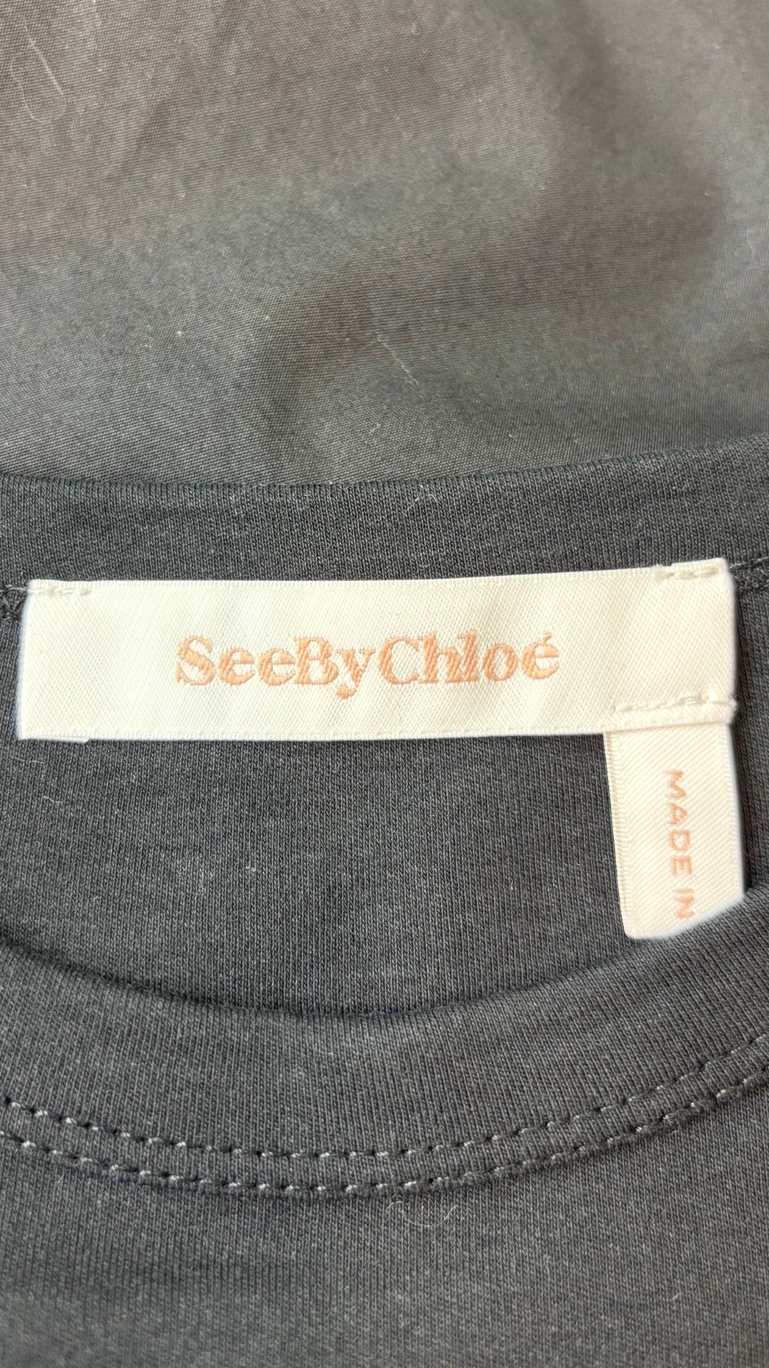 Robe noire en jersey, popeline de coton et ourlets des manches en dentelle florale See by Chloé, taille xs. Vue de l'étiquette.