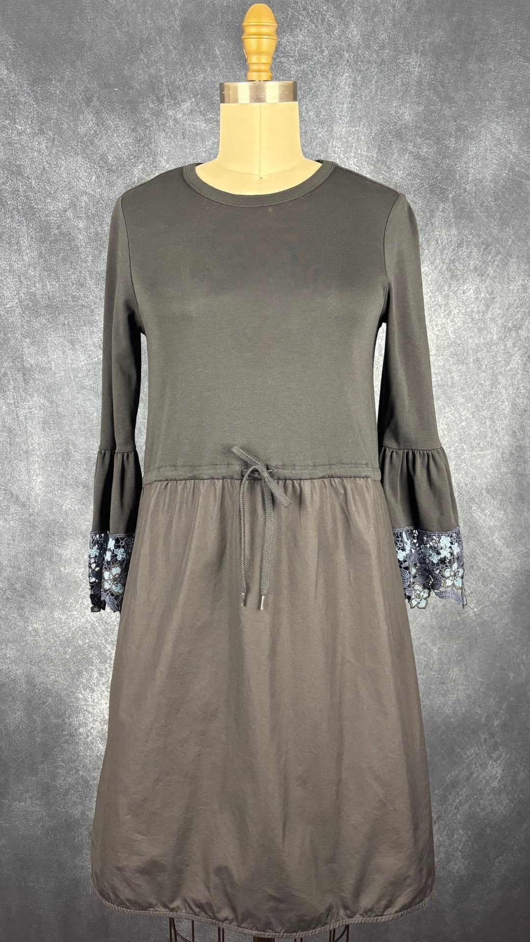 Robe noire en jersey, popeline de coton et ourlets des manches en dentelle florale See by Chloé, taille xs. Vue de face.