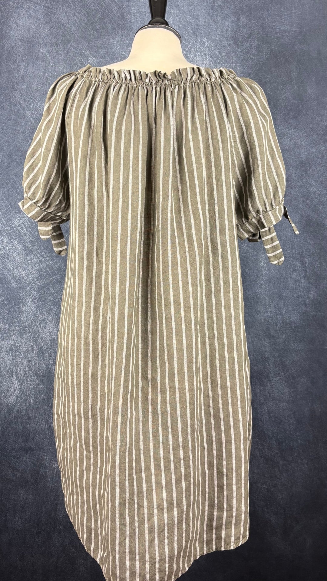 Robe kaki foncé à rayures et encolure extensible Lauren Vidal, taille estimée à large. Vue de dos.