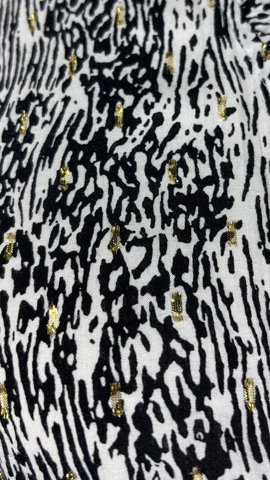 Robe légère et festive à motif noir et doré Suncoo, taille 1 (small). Vue de près du tissu.