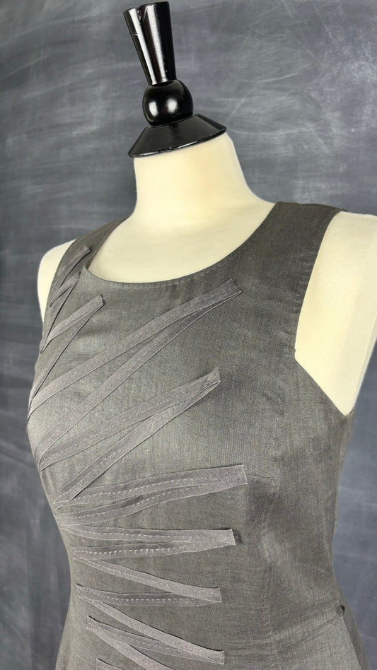Robe en lin charcoal Boss, taille 8. Vue de l'encolure.