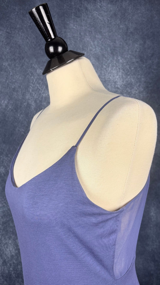 Robe longue douce et fluide bleu-mauve à fines bretelles Stile Benetton, taille medium. Vue de l'encolure.