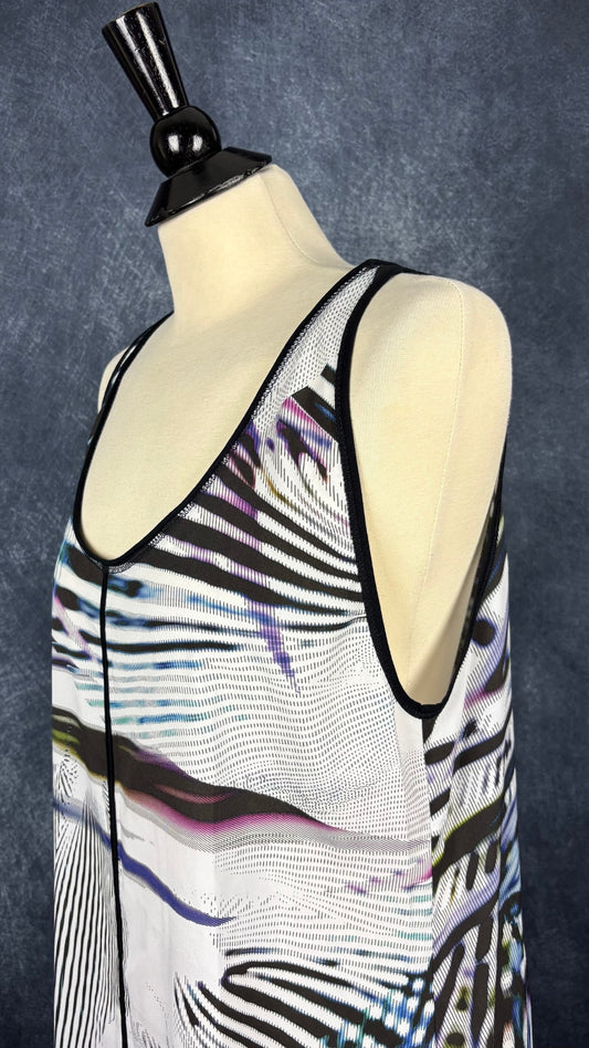 Robe longue légère et fluide à motifs Marc Cain, taille estimée à large. Vue de l'encolure.